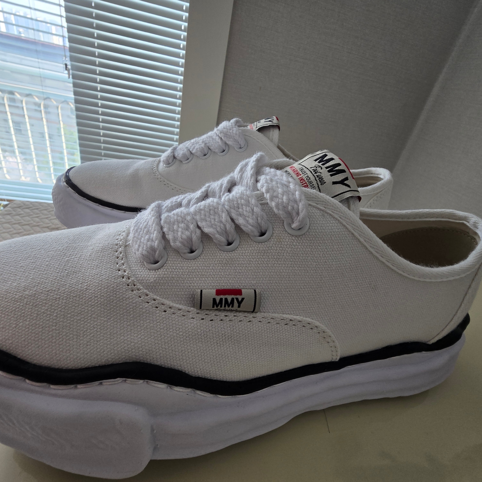 Maison Mihara Yasuhiro Baker OG Sole Canvas Low Cut Sneakers White 착용 스타일 - 2