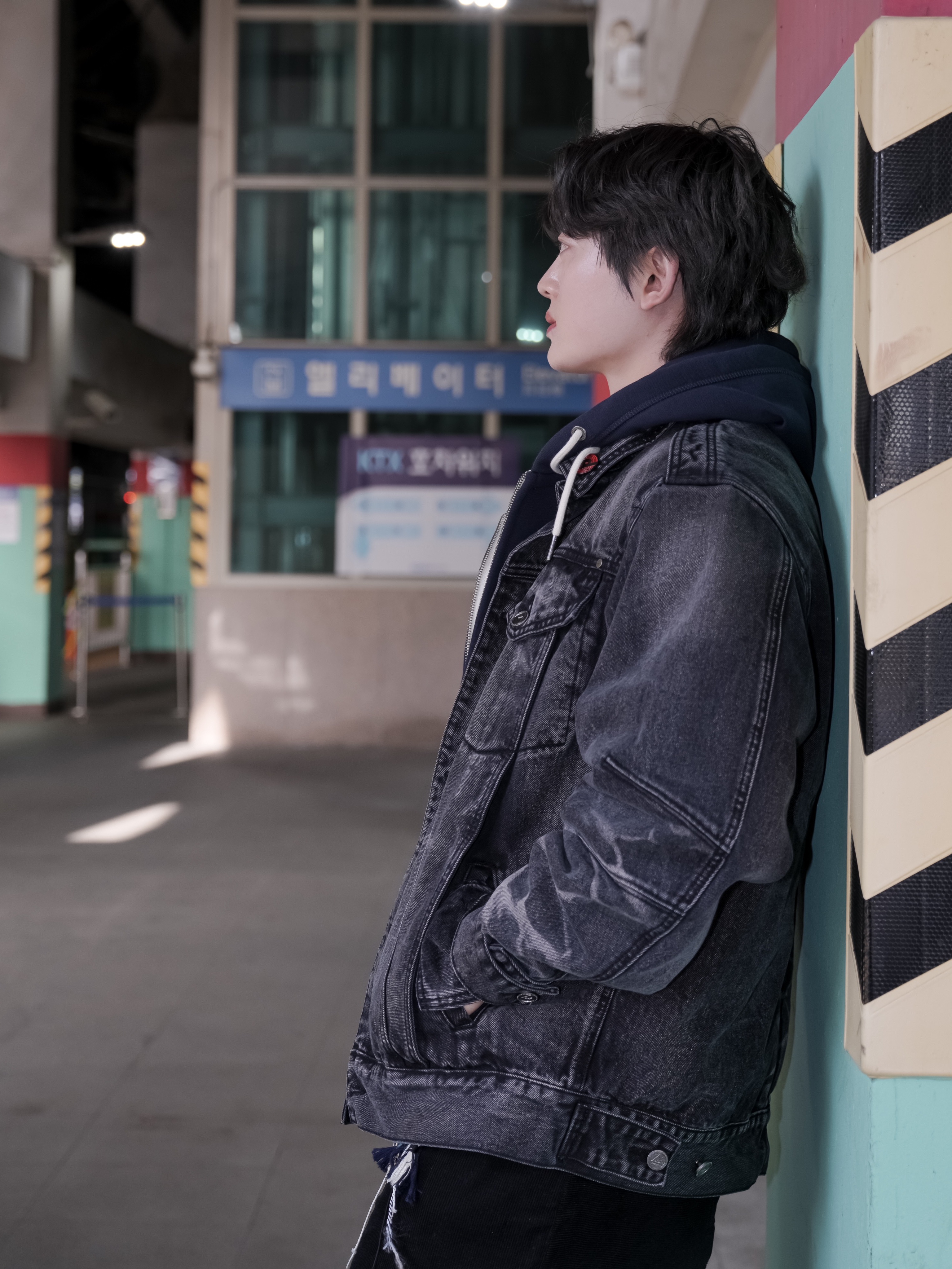 Maison Mihara Yasuhiro Baker OG Sole Broken Suede Low-top Sneakers Black, Nocle Tessel Charm Blue 착용 스타일 - 4