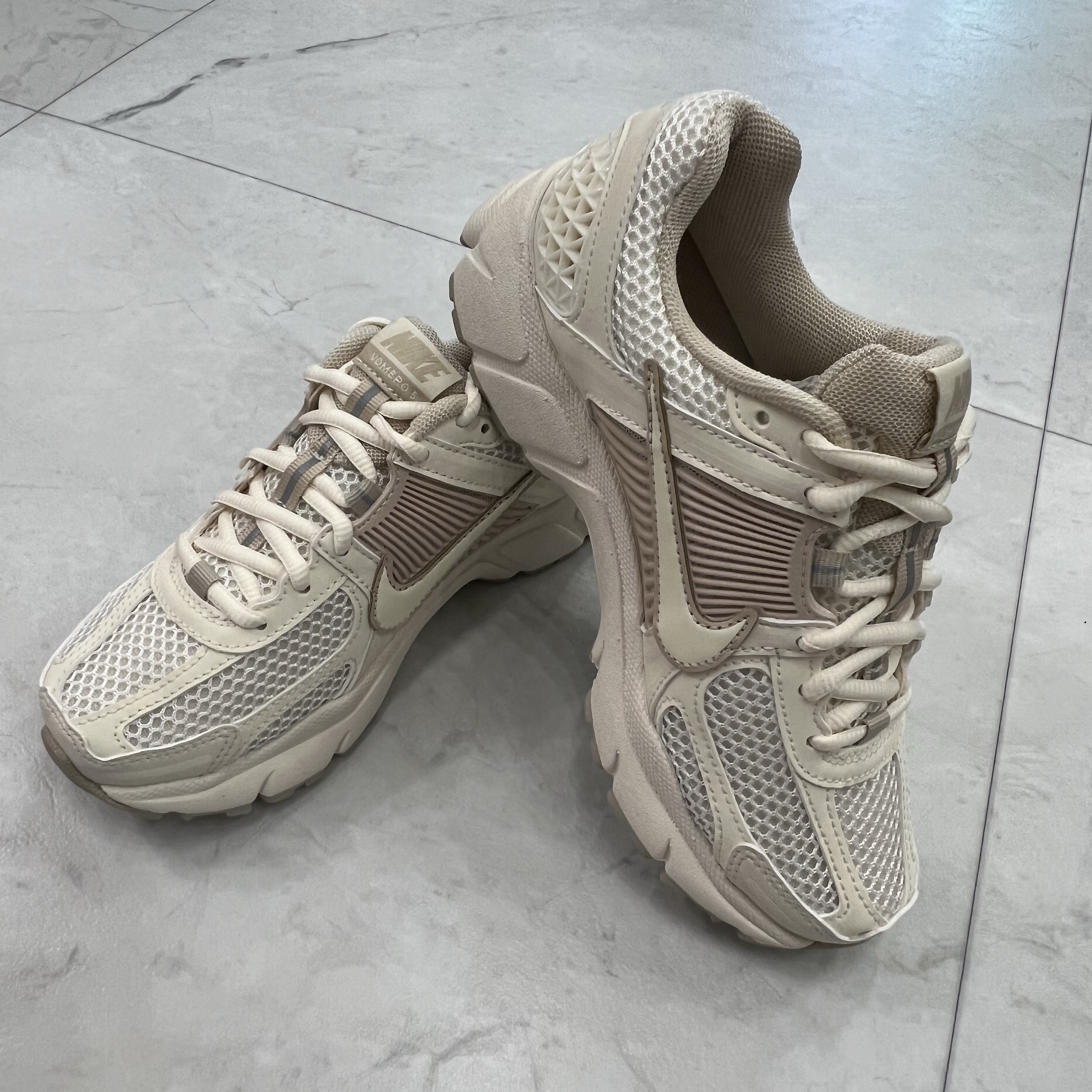(W) Nike Zoom Vomero 5 Pale Ivory Sanddrift 착용 스타일