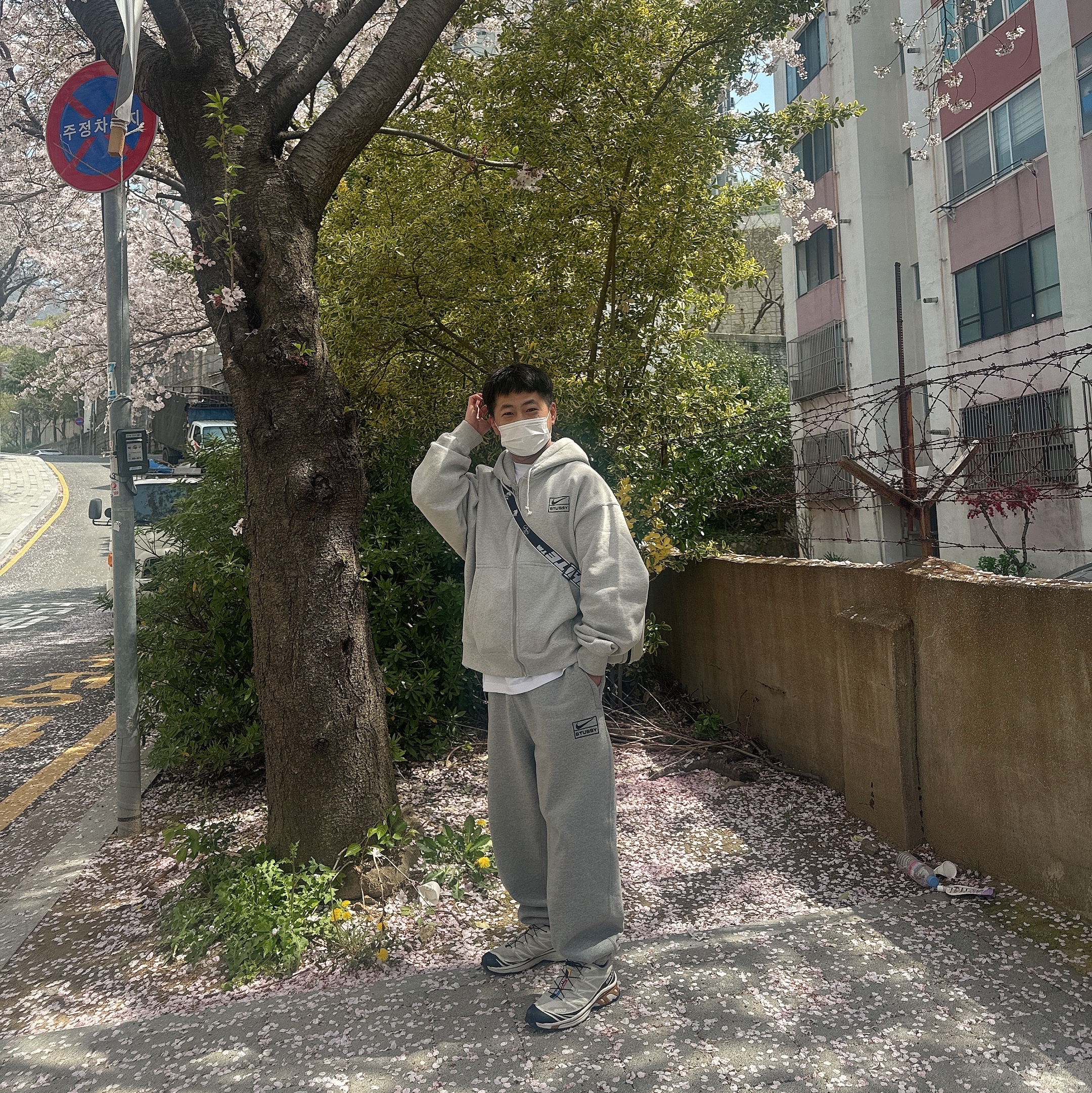 Nike x Stussy NRG Fleece Pants Dark Grey Heather (DO9340-063), Nike x Stussy Full Zip Fleece Hoodie Grey Heather (FJ9181-050) 착용 스타일
