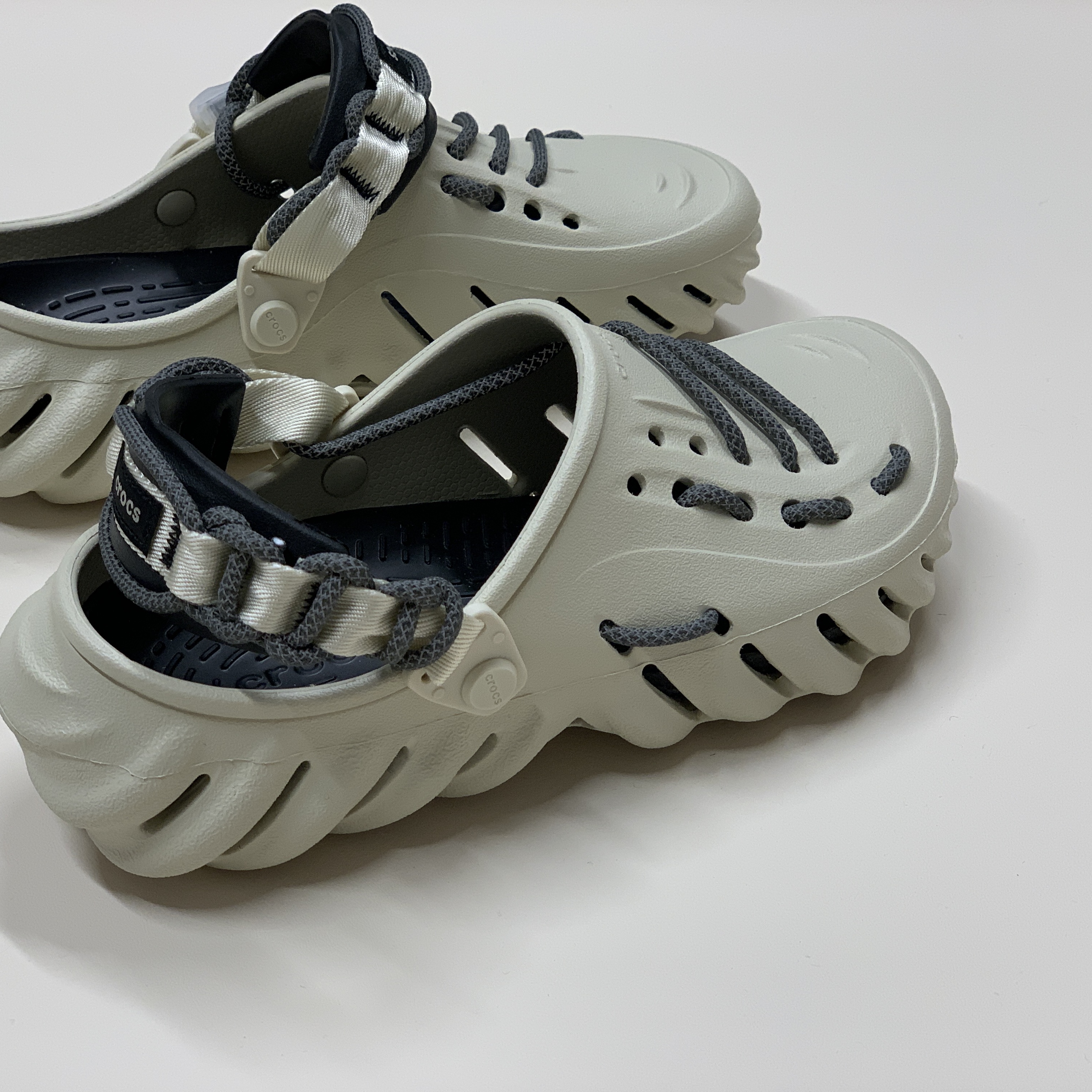 Crocs Echo Clog Bone Black 착용 스타일 - 2