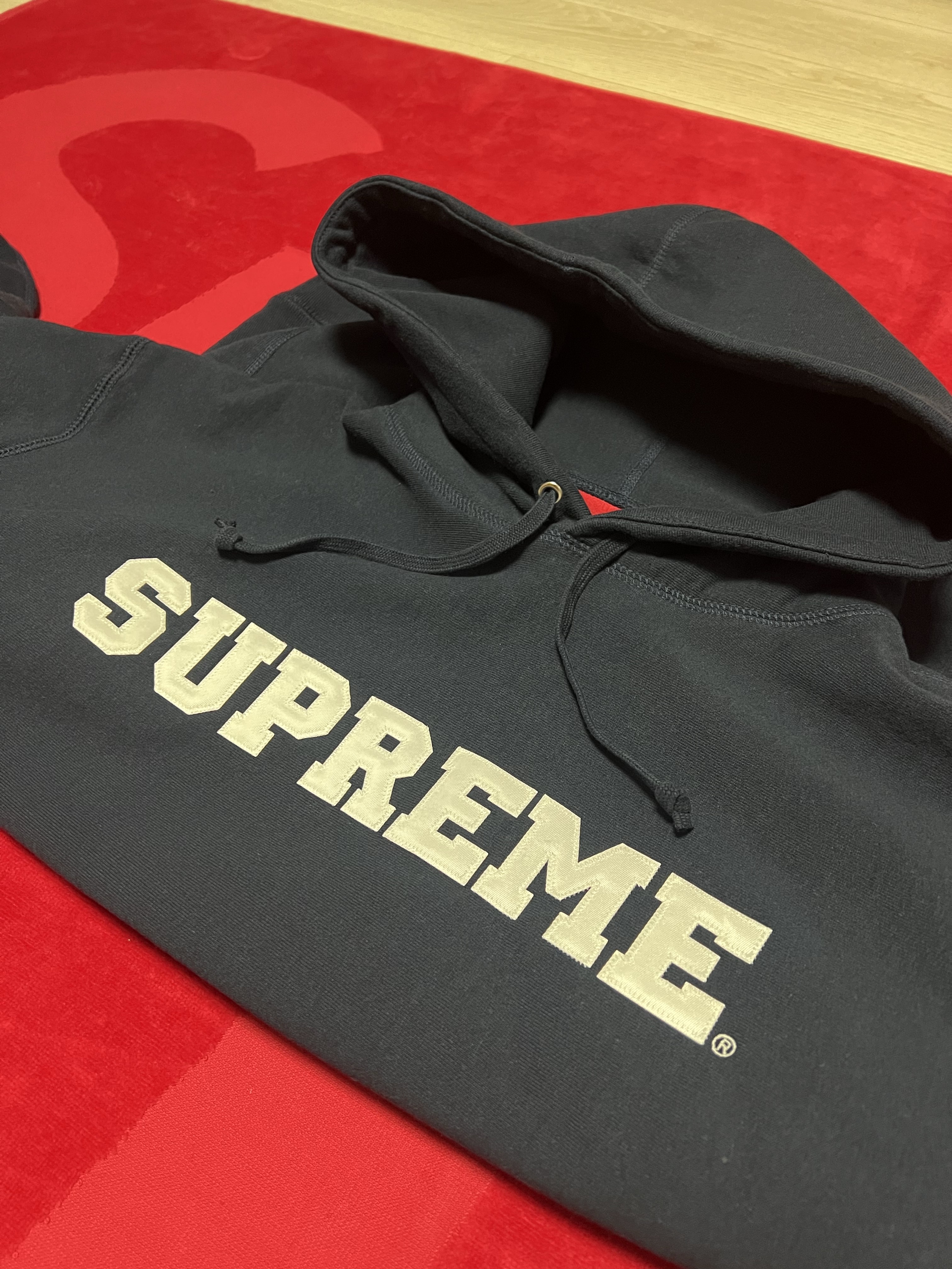 Supreme Collegiate Hooded Sweatshirt Navy - 24SS, Supreme Collegiate Hooded Sweatshirt Dark Green - 24SS 착용 스타일 - 2