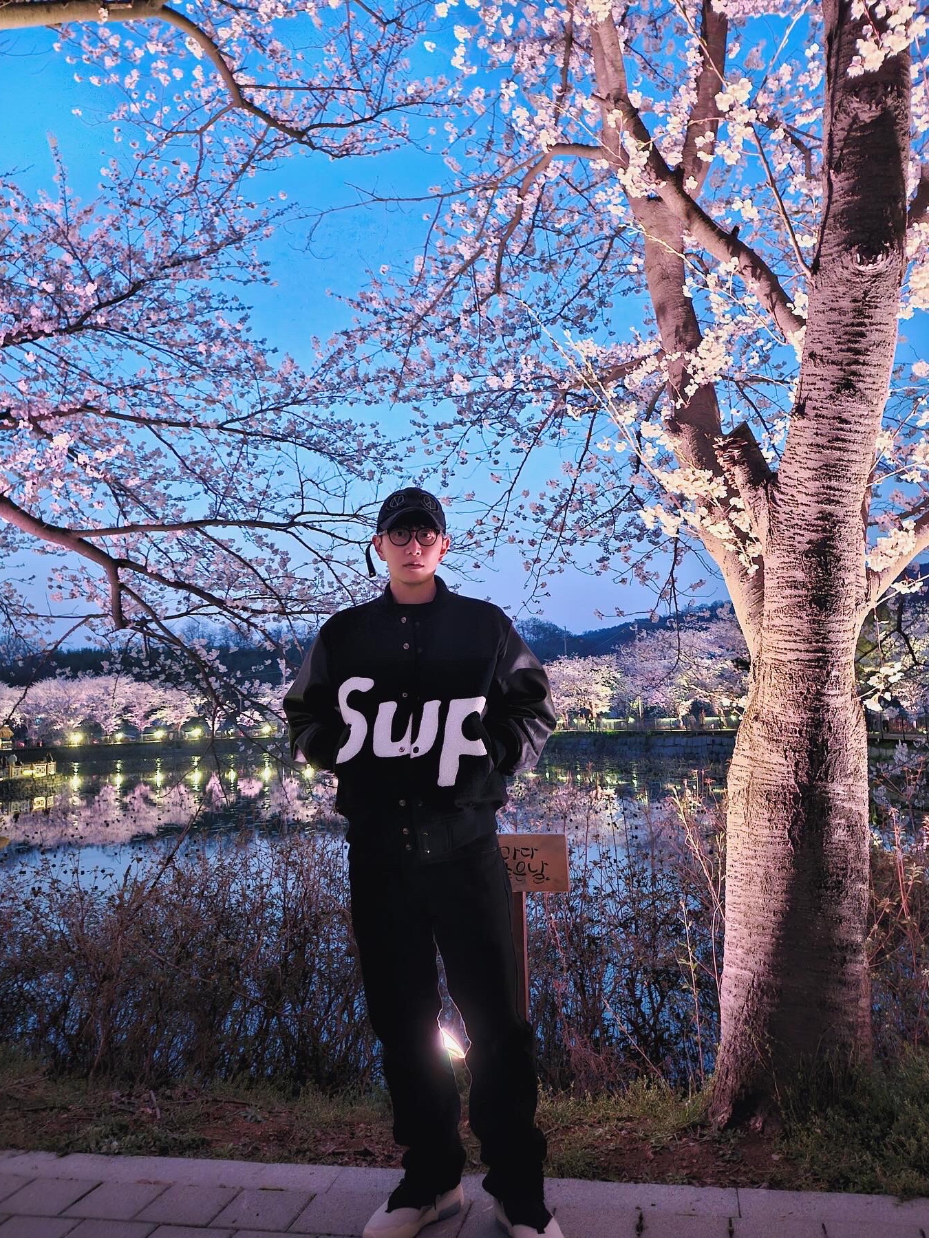Supreme Big Logo Chenille Varsity Jacket Black - 24SS, Nike x Fear of God Air Fear of God 1 String The Question 착용 스타일 - 1