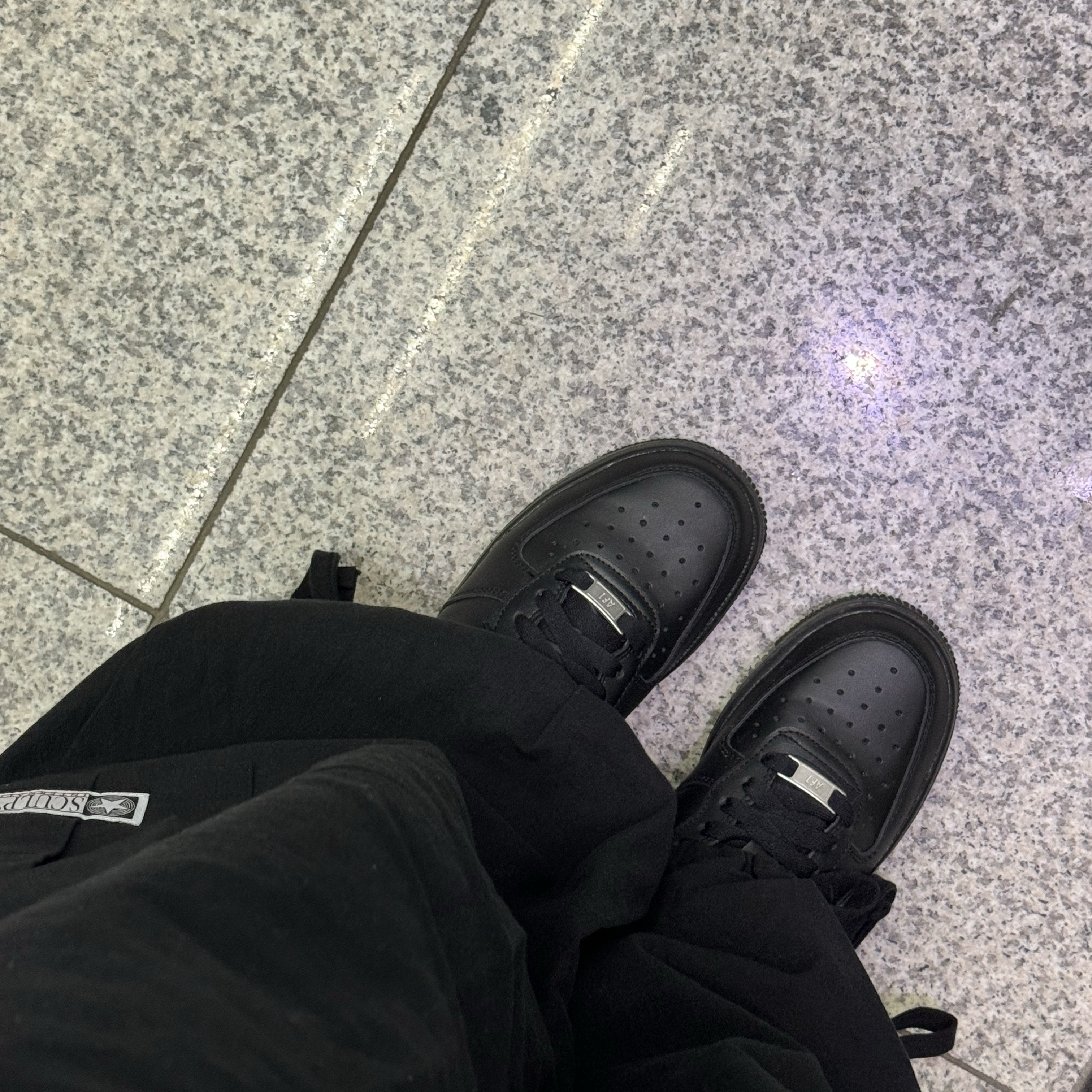 Nike Air Force 1 '07 Low Triple Black 착용 스타일