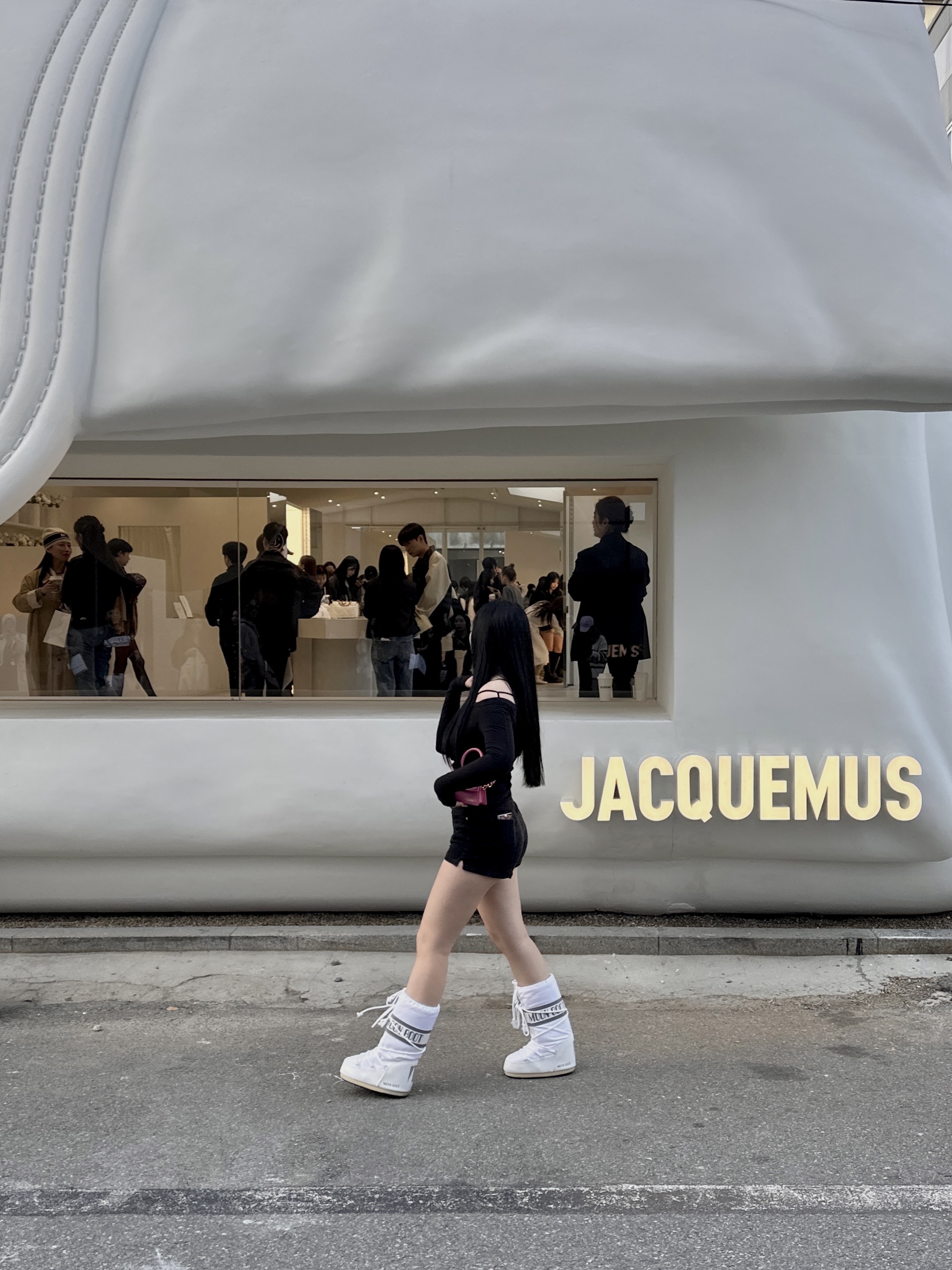 Jacquemus Le Chiquito Signature Mini Handbag Pink, (W) Jacquemus Le T-Shirt Sierra Long Sleeve T-Shirt Black 착용 스타일 - 4