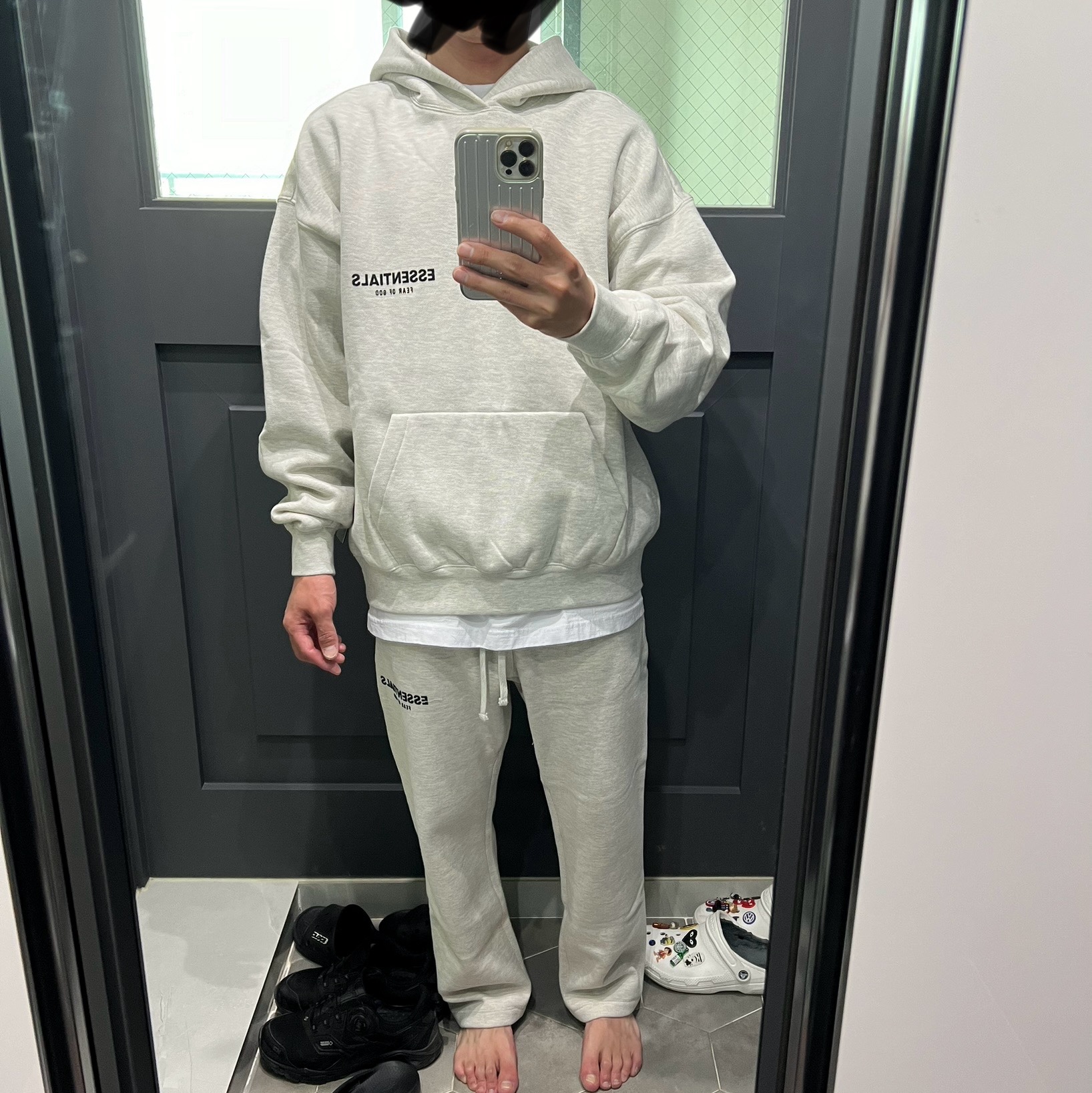 Essentials The Core Collection Hoodie Light Oatmeal, Essentials The Core Collection Relaxed Sweatpants Light Oatmeal 착용 스타일 - 1