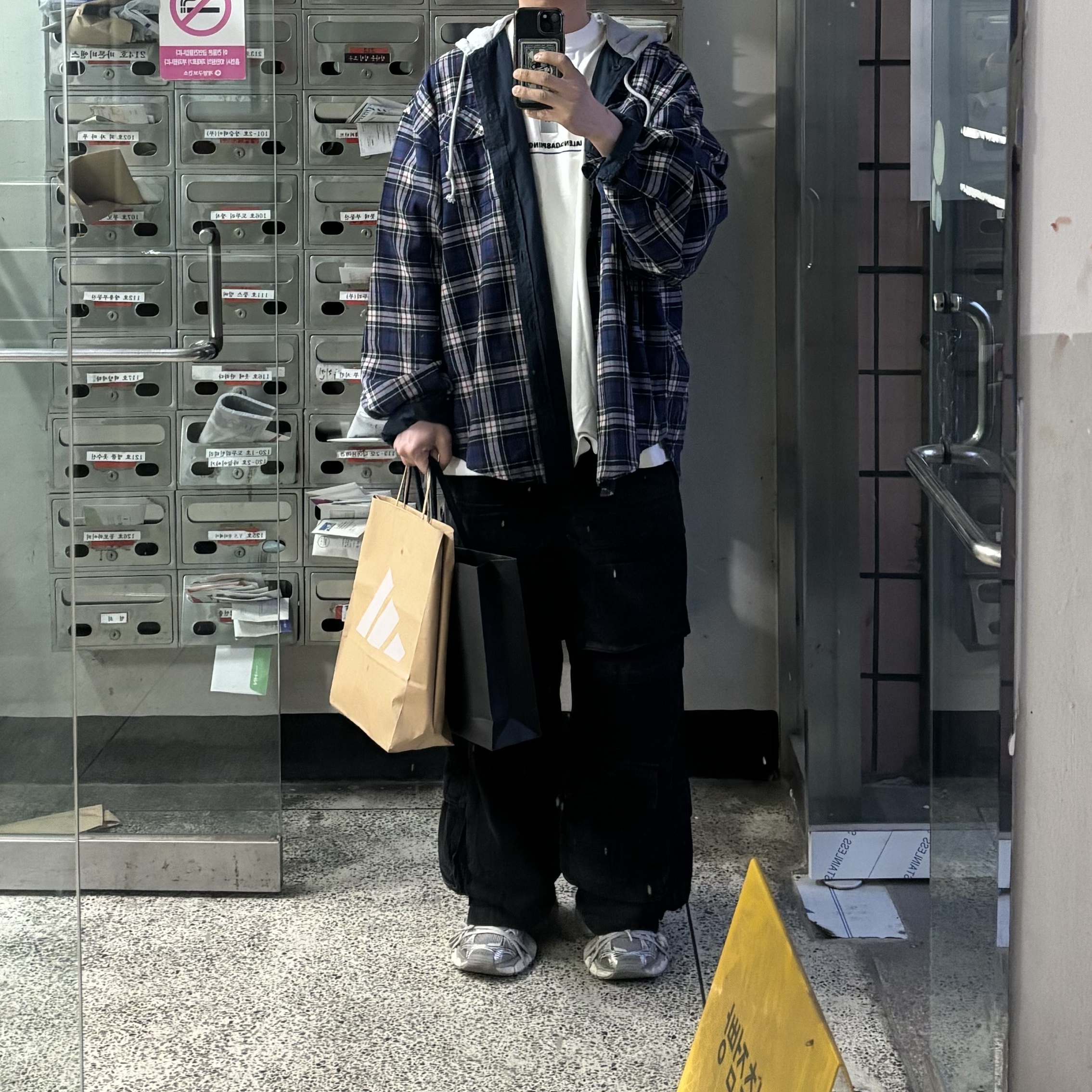 Project G/R Crinkle Denim Cargo Pants Black, Balenciaga 3XL Sneakers Light Beige 착용 스타일