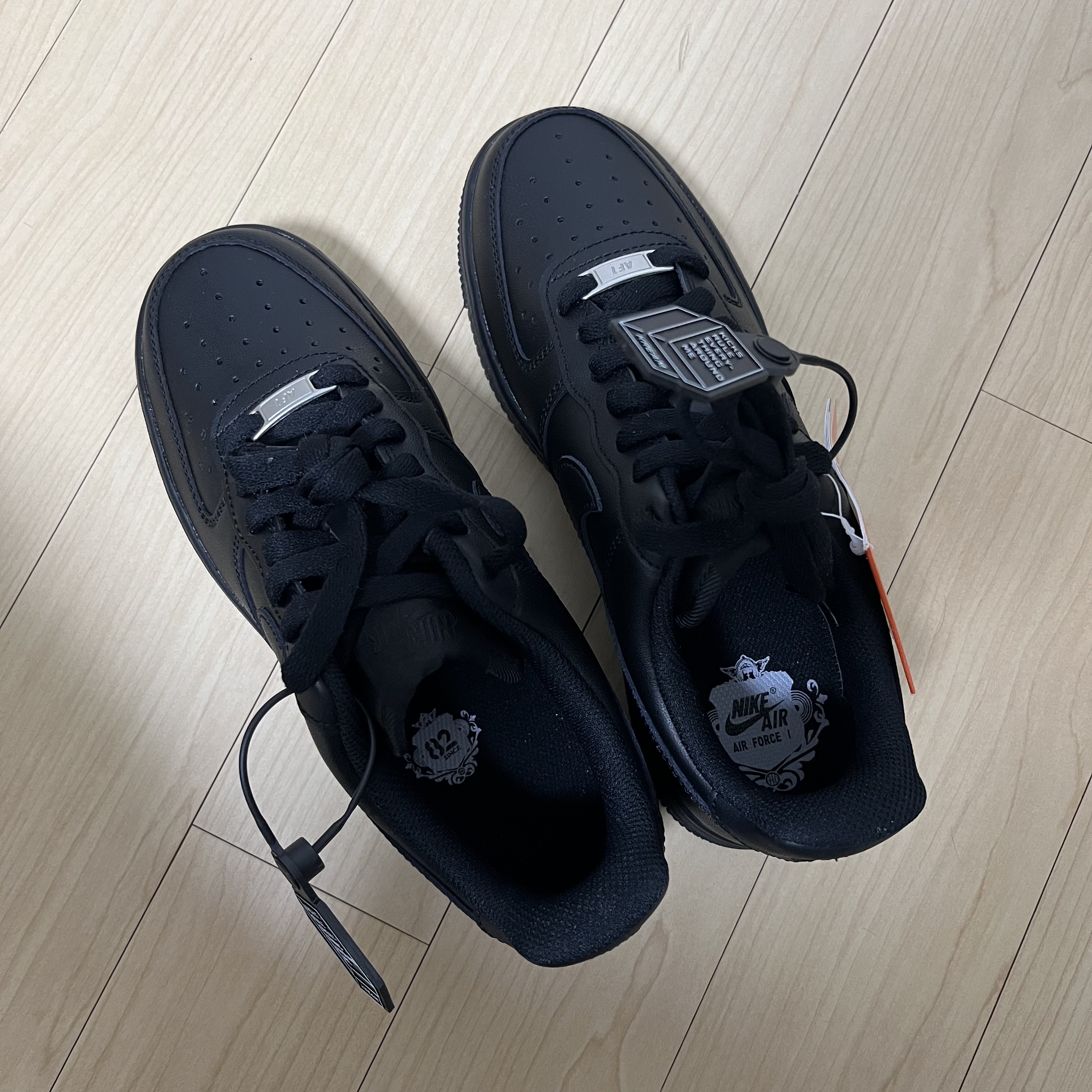 (W) Nike Air Force 1 '07 Low Triple Black 착용 스타일