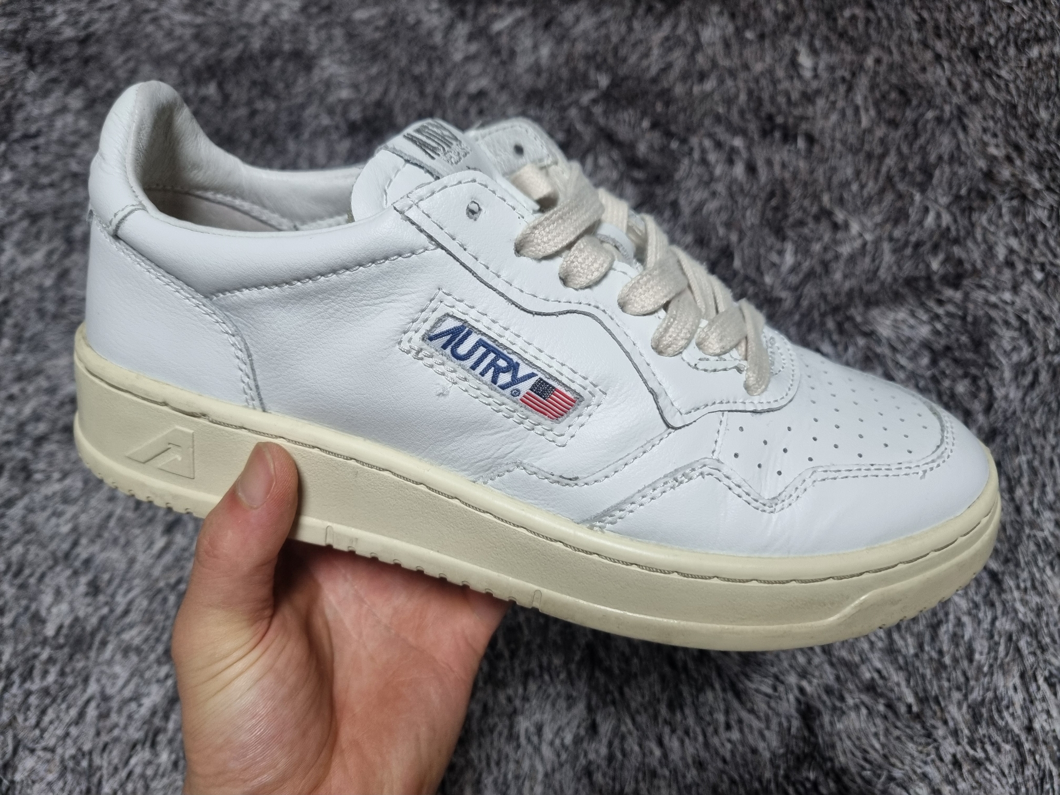 Autry Medalist Low Leather Sneakers White 착용 스타일
