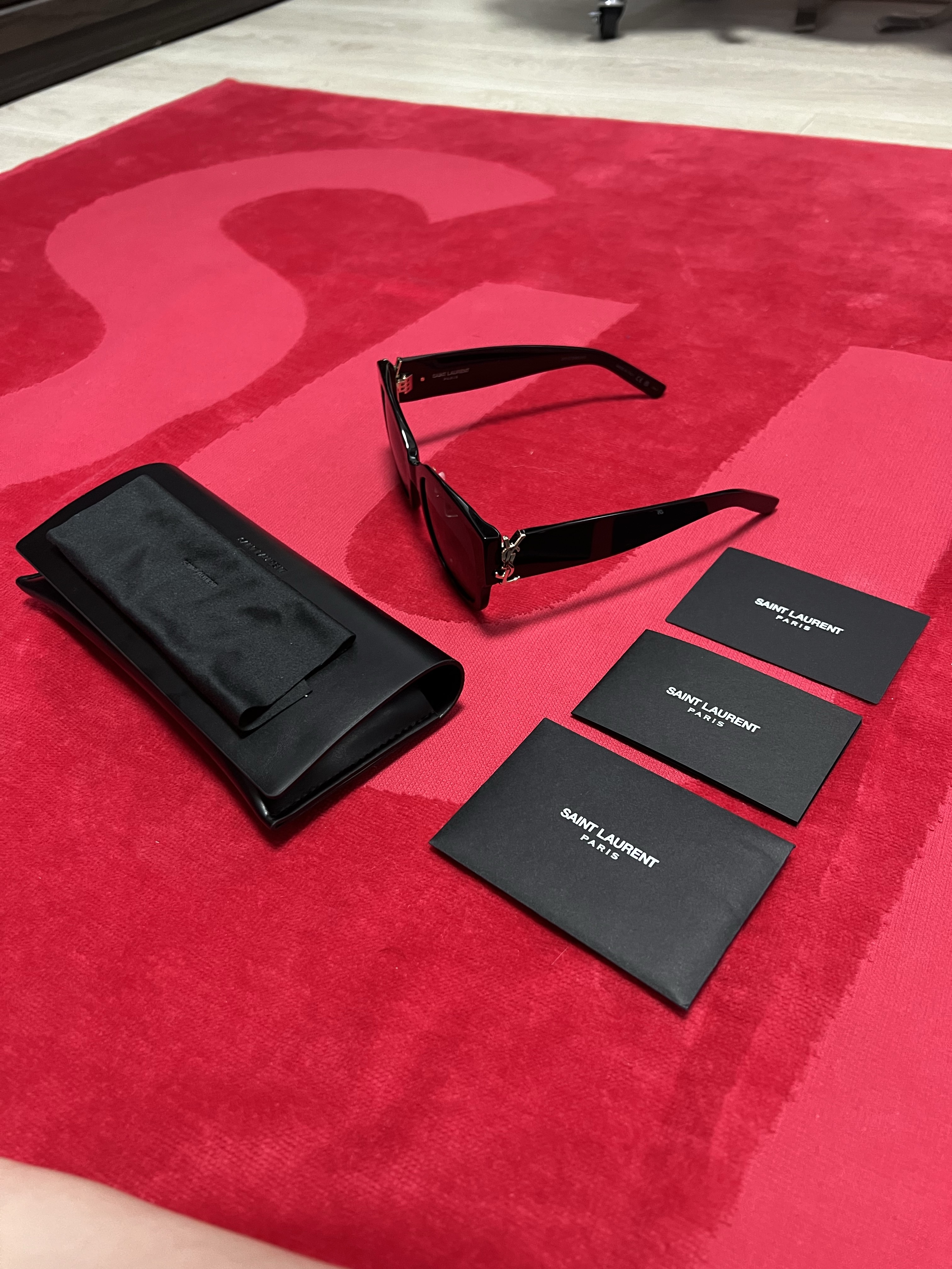 (W) Saint Laurent SL M94 Sunglasses Black 착용 스타일 - 4