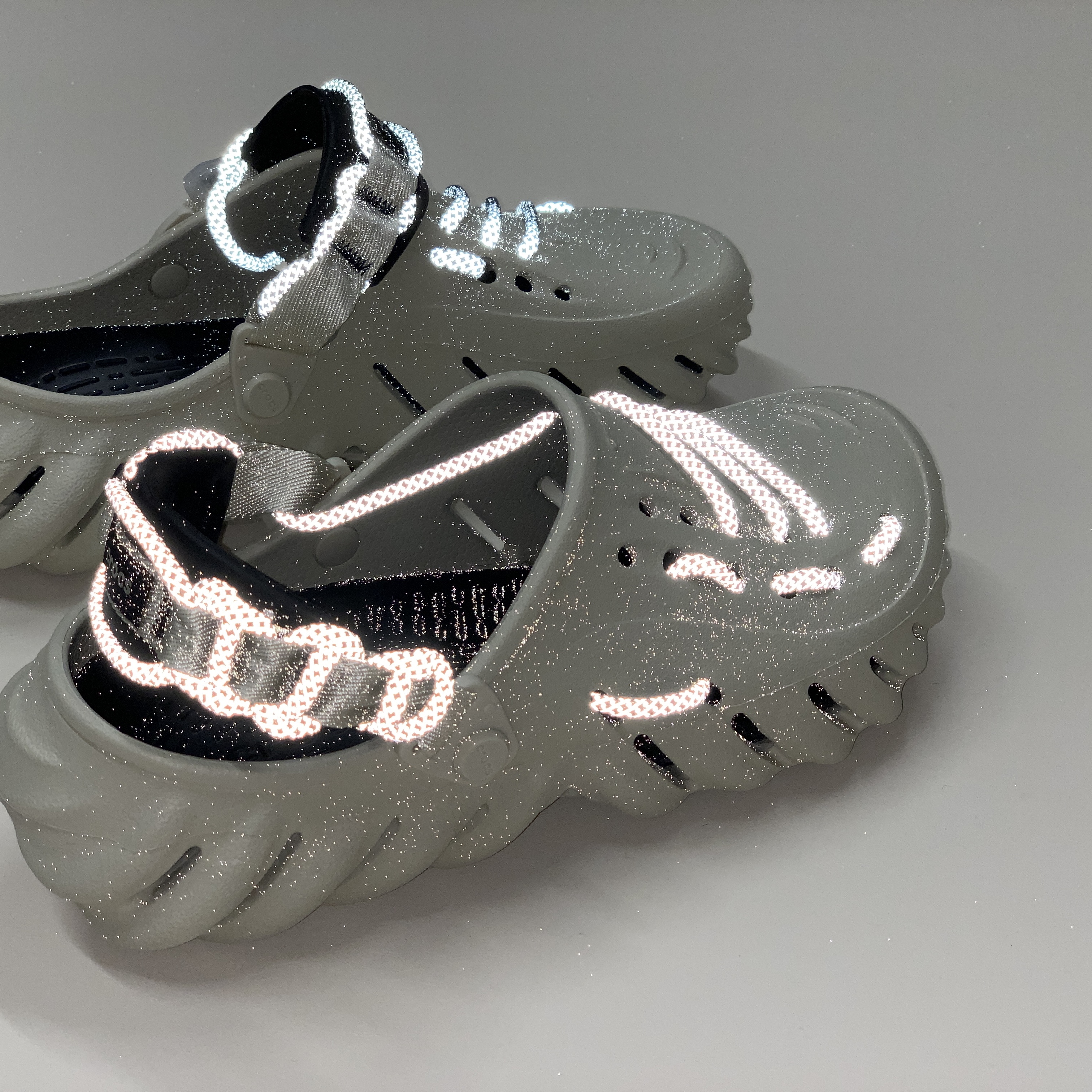 Crocs Echo Clog Bone Black 착용 스타일 - 1