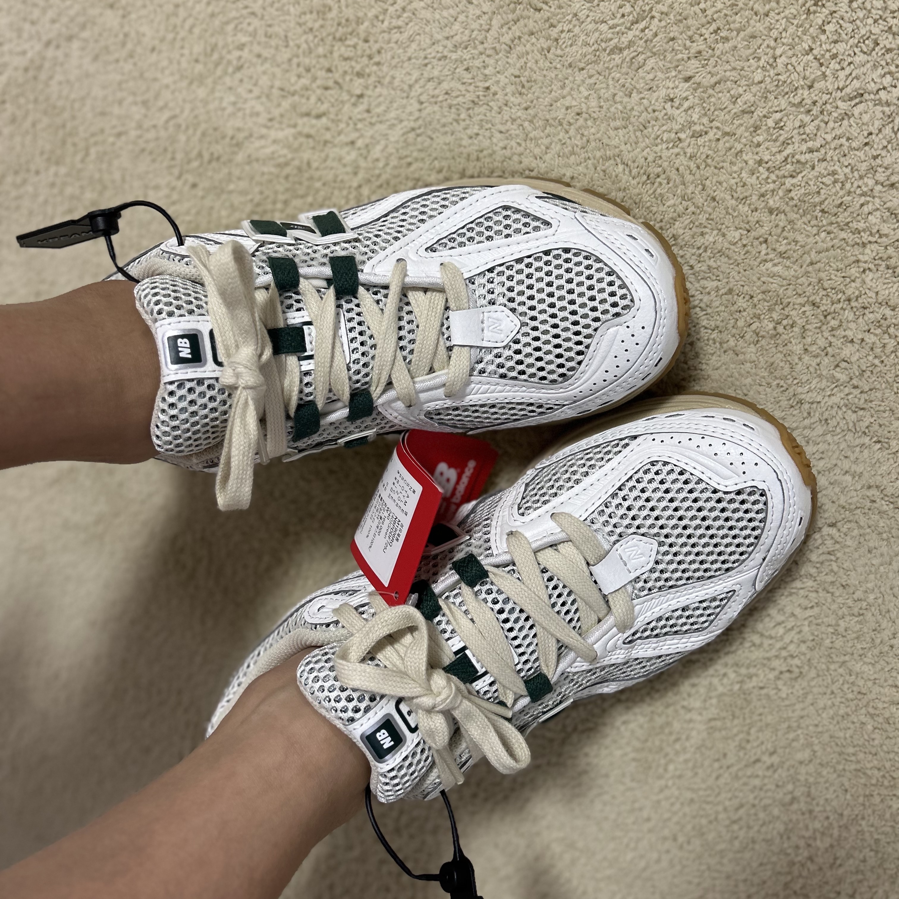 New Balance 1906R Silver Green 착용 스타일 - 1