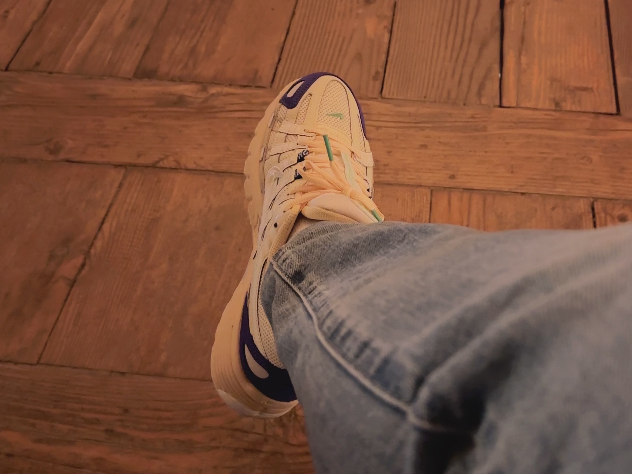 Nike P-6000 Coconut Milk Medium Blue, New Balance 530 Grey Matter Silver Metallic 착용 스타일 - 4