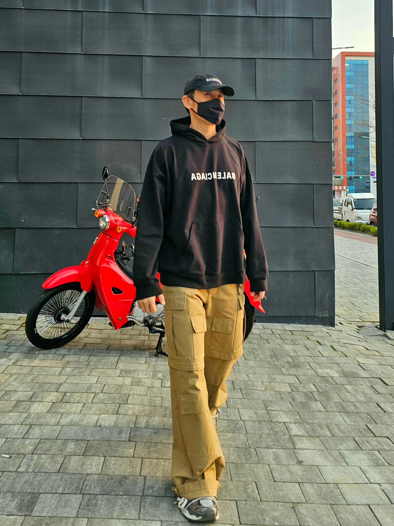 Balenciaga Mirror Print Hoodie Black, Balenciaga Logo Cap Black 착용 스타일 - 6