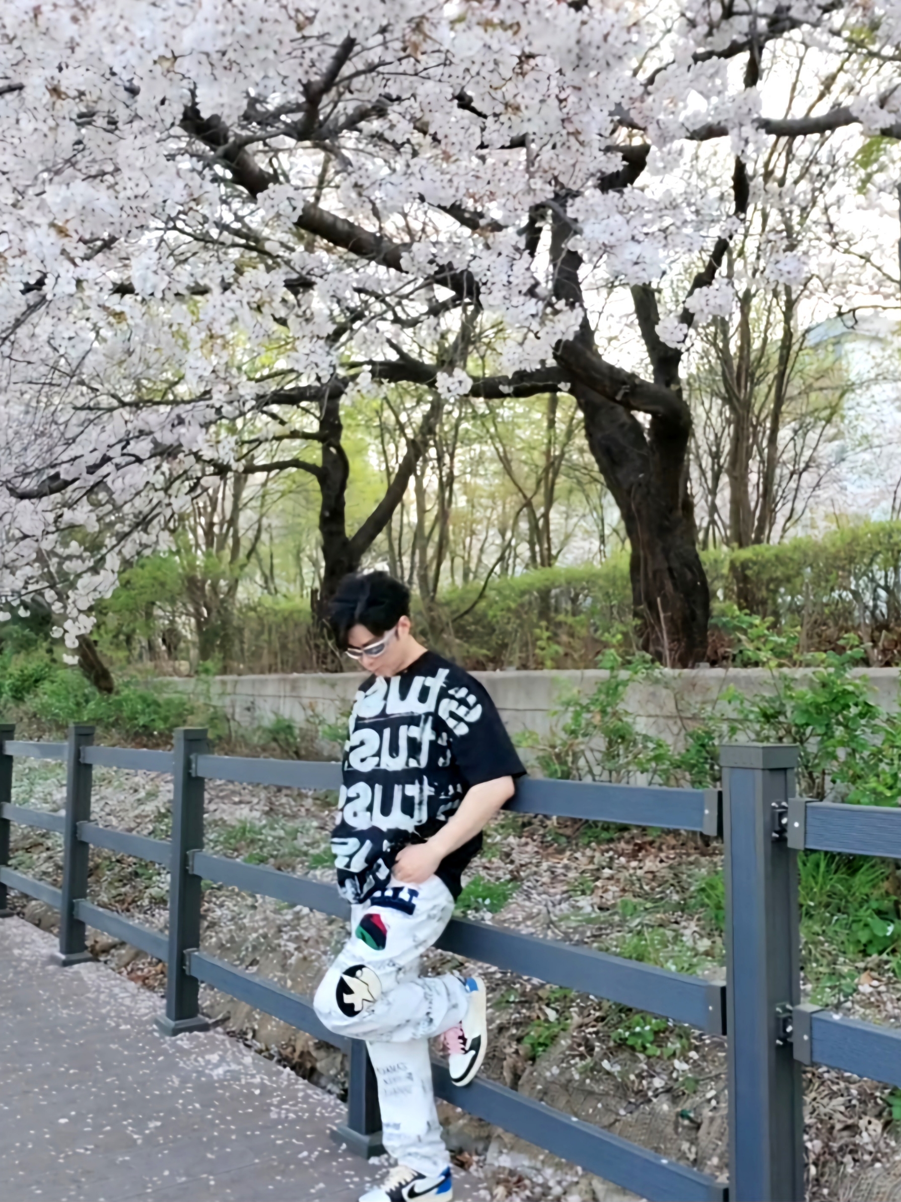 Stussy Stamp T-shirt Black, Stussy x Our Legacy x Denim Tears TTL 501 Jean White 착용 스타일 - 1