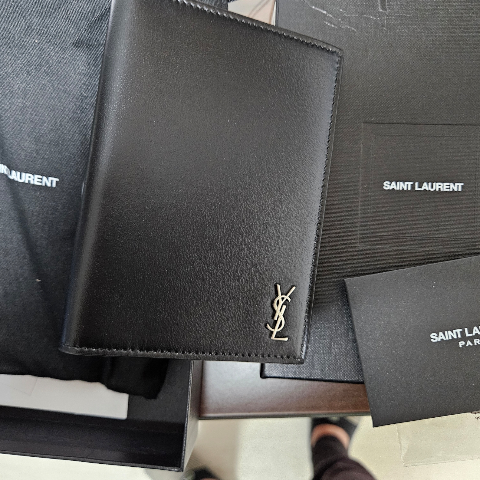 Saint Laurent Tiny Cassandre Passport Case in Leather Black 착용 스타일