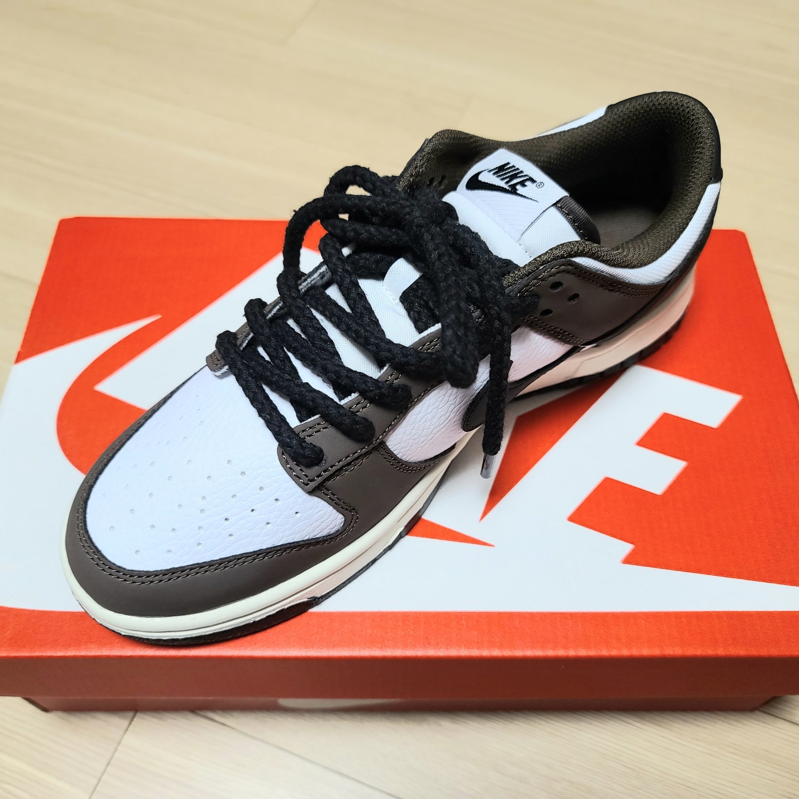 Nike Dunk Low Retro Next Nature Baroque Brown White 착용 스타일 - 2