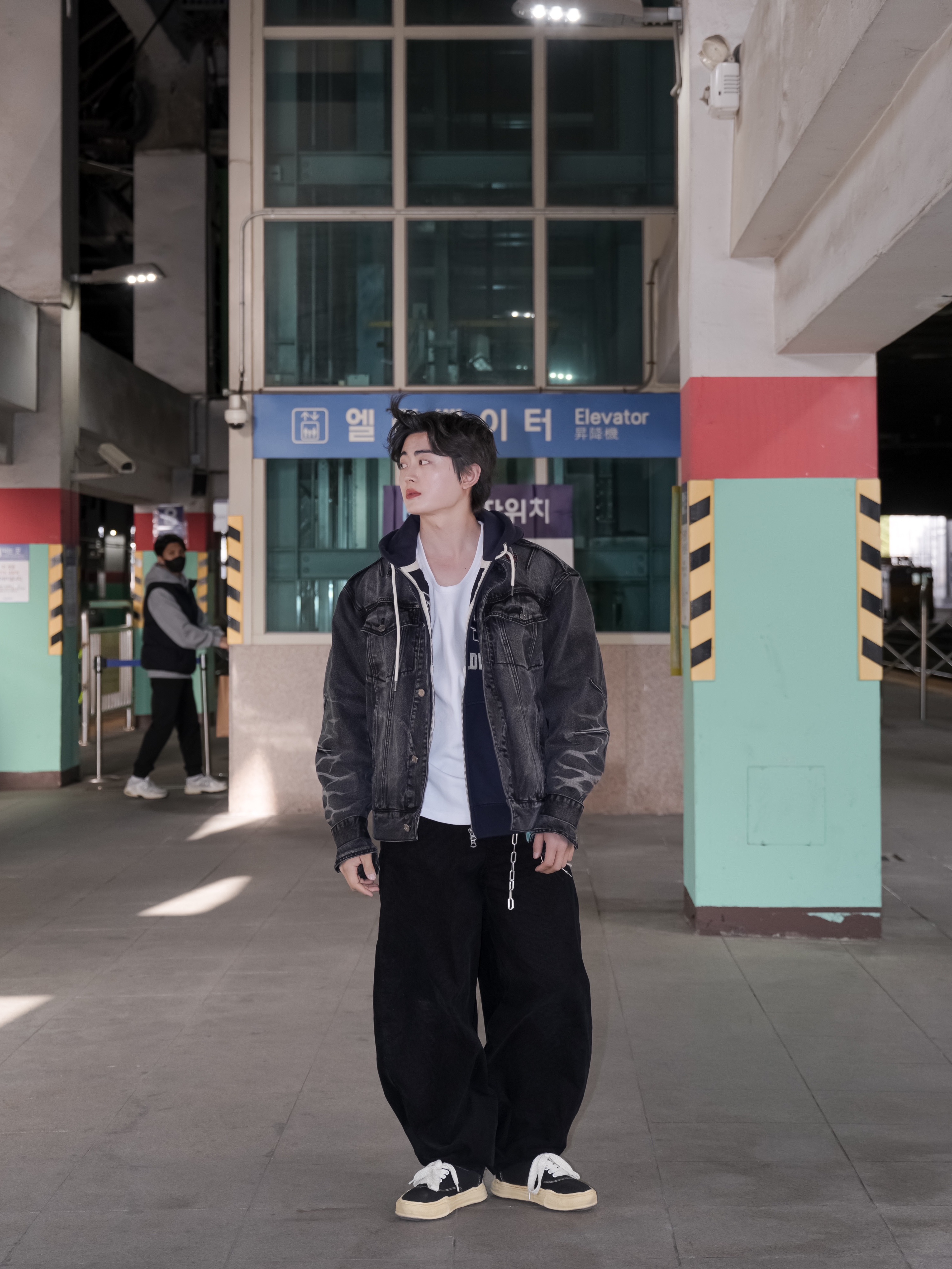 Maison Mihara Yasuhiro Baker OG Sole Broken Suede Low-top Sneakers Black, Nocle Tessel Charm Blue 착용 스타일 - 1