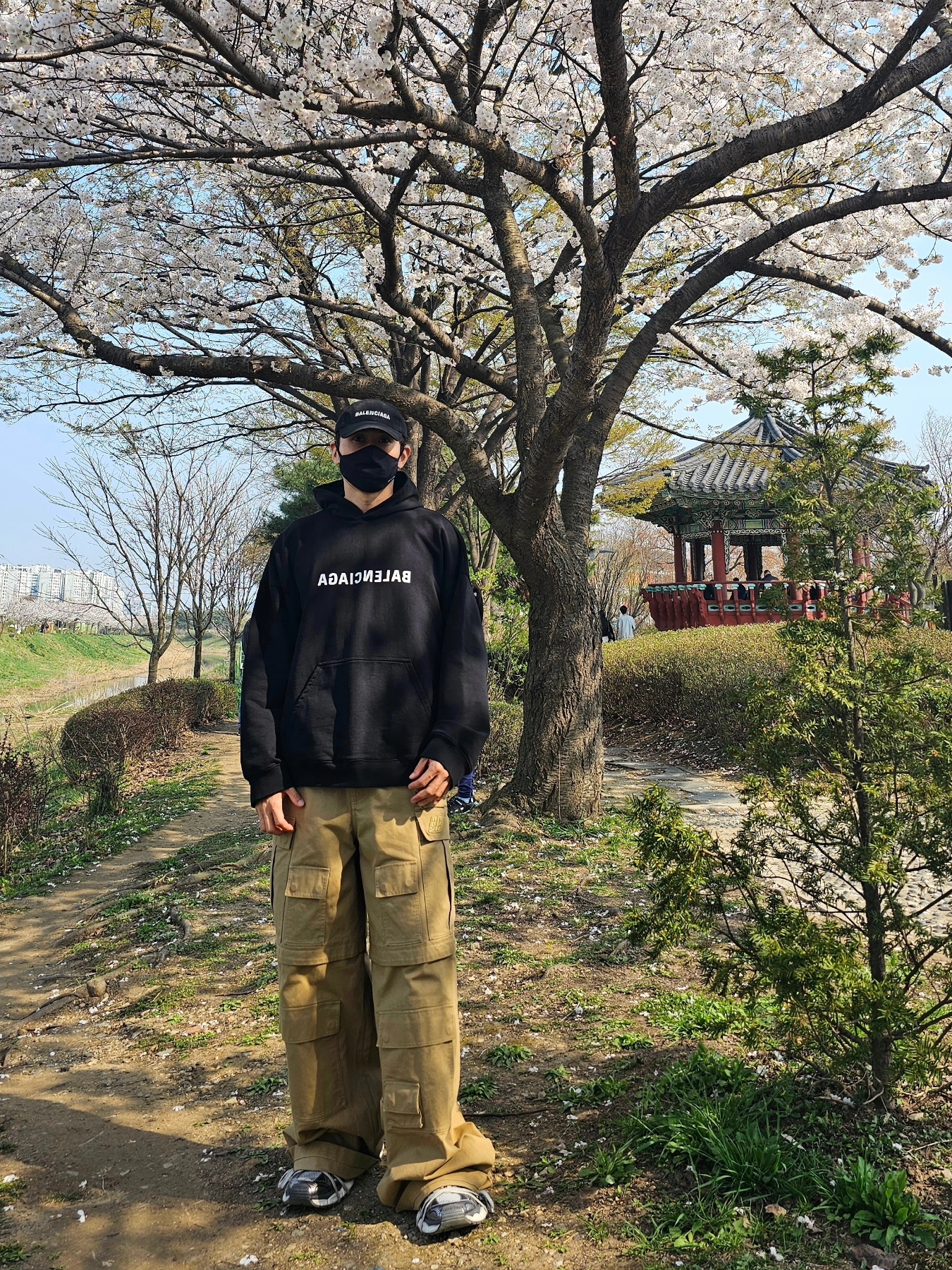 Balenciaga Mirror Print Hoodie Black, Balenciaga Logo Cap Black 착용 스타일 - 2