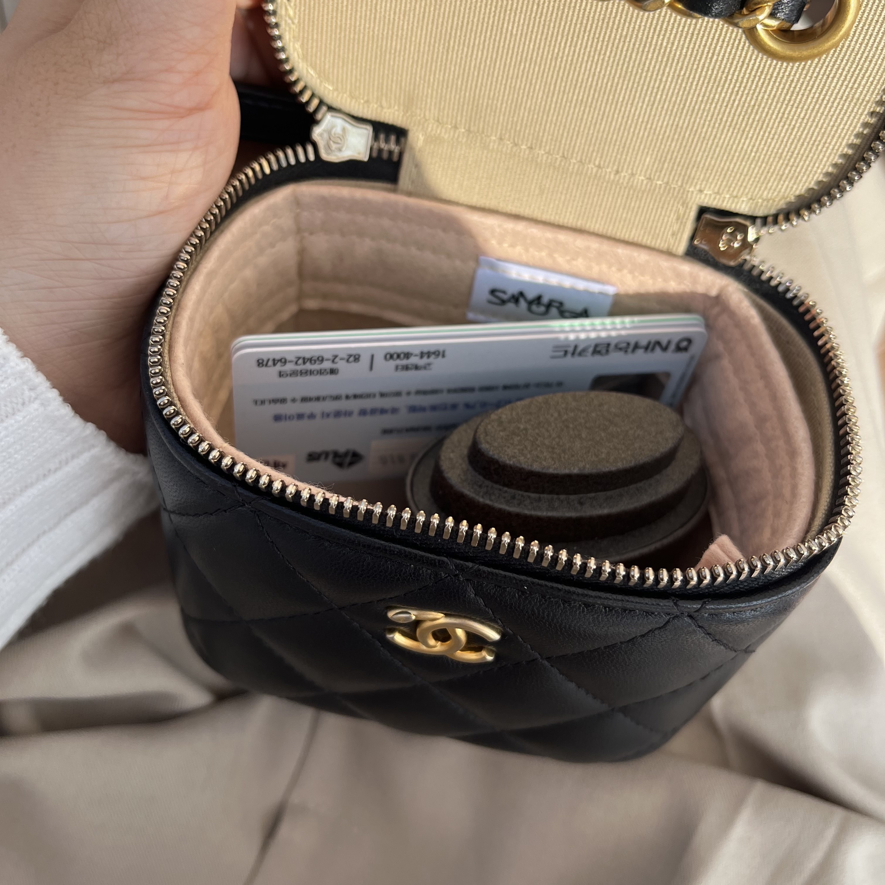 Chanel Small Vanity With Chain Lambskin & Gold Black 착용 스타일 - 3