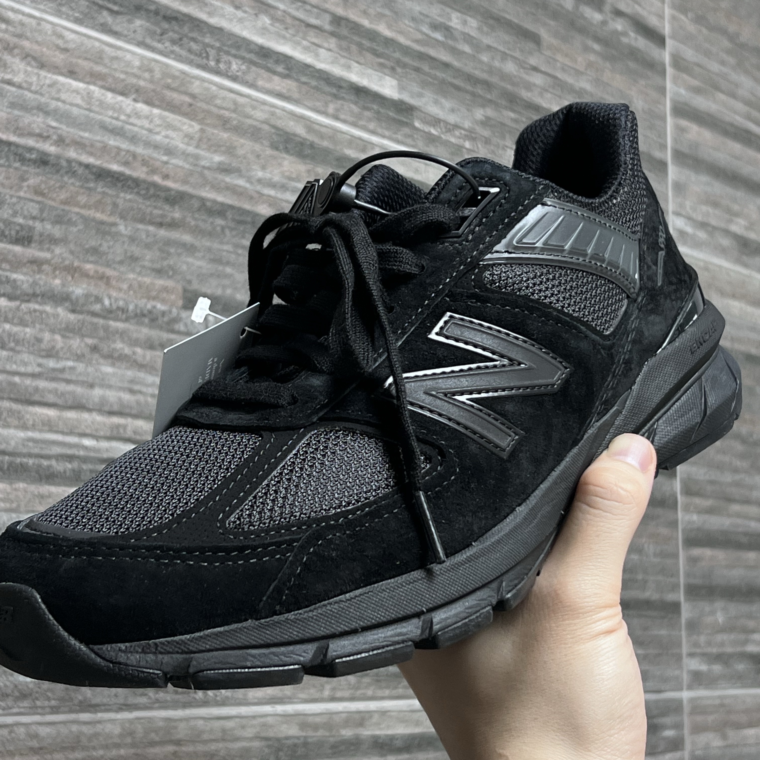 New Balance 990v5 Made in USA Triple Black - D Standard 착용 스타일