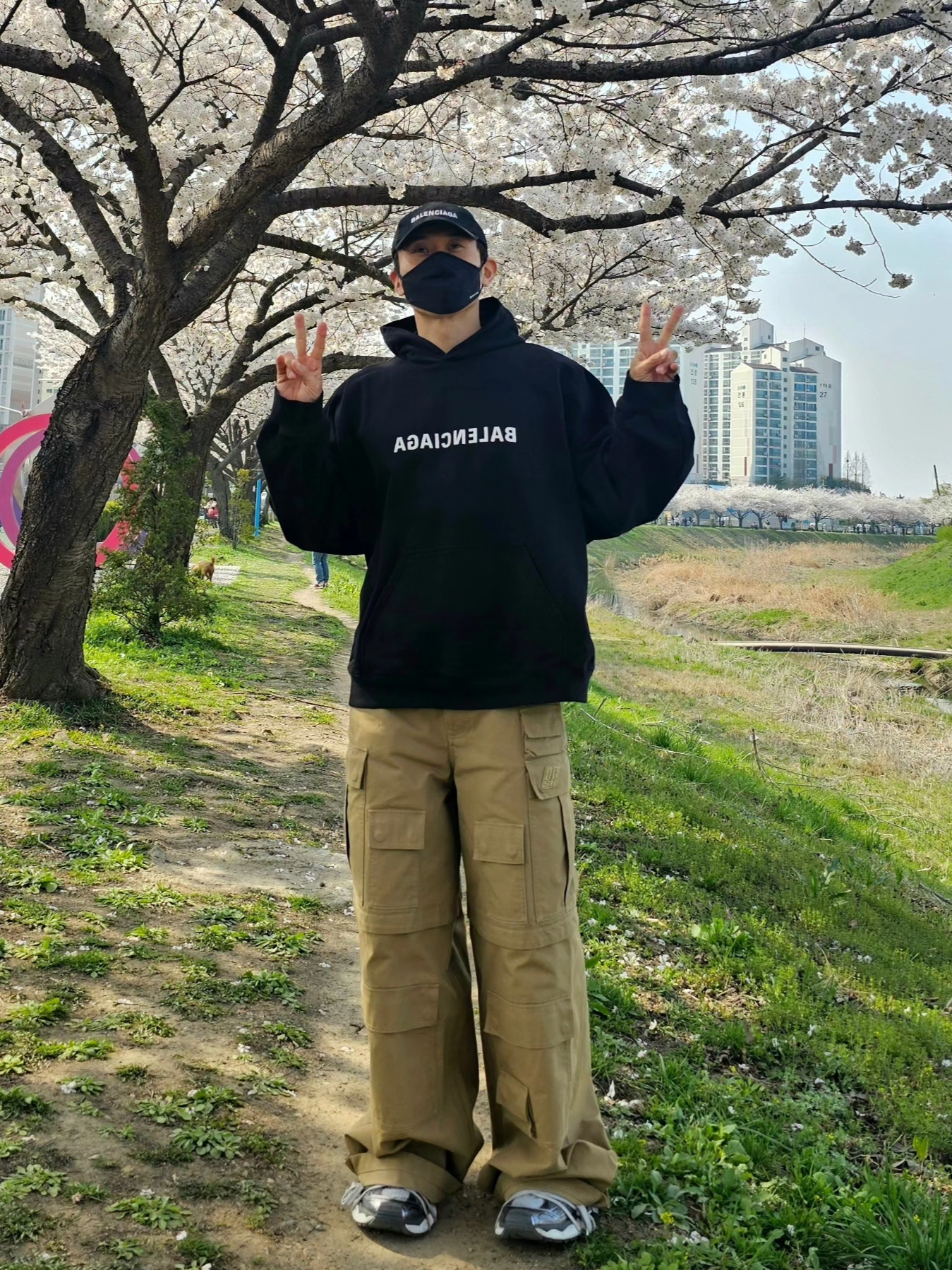 Balenciaga Mirror Print Hoodie Black, Balenciaga Logo Cap Black 착용 스타일 - 3