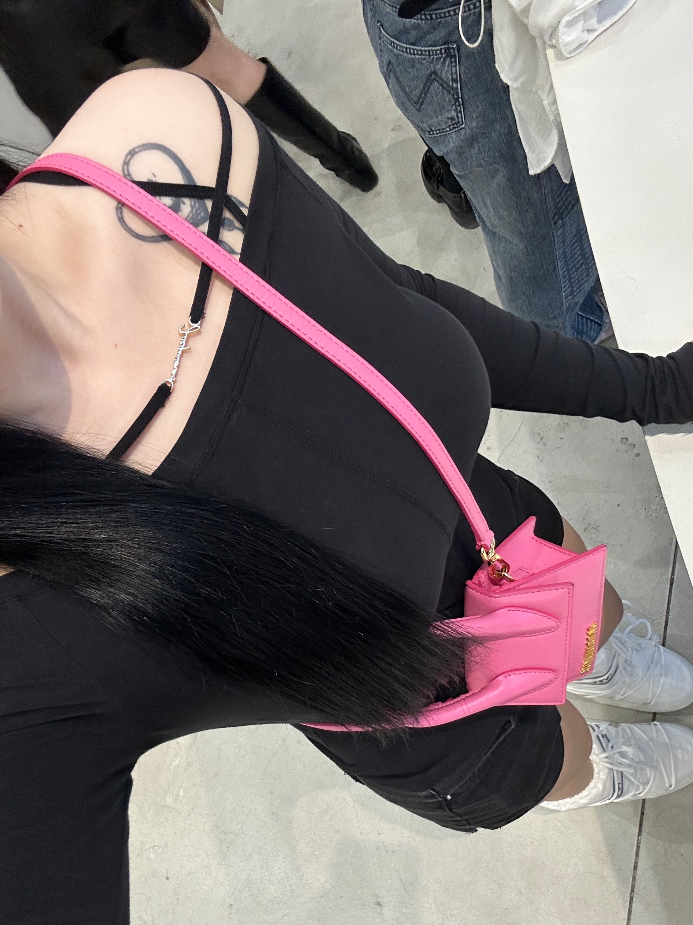 Jacquemus Le Chiquito Signature Mini Handbag Pink, (W) Jacquemus Le T-Shirt Sierra Long Sleeve T-Shirt Black 착용 스타일 - 5