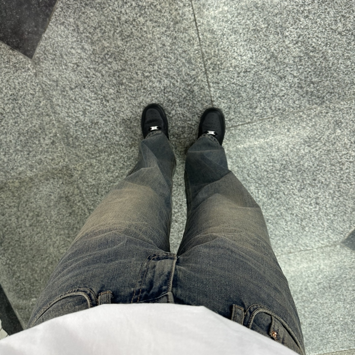 Nike Air Force 1 '07 Low Triple Black 착용 스타일