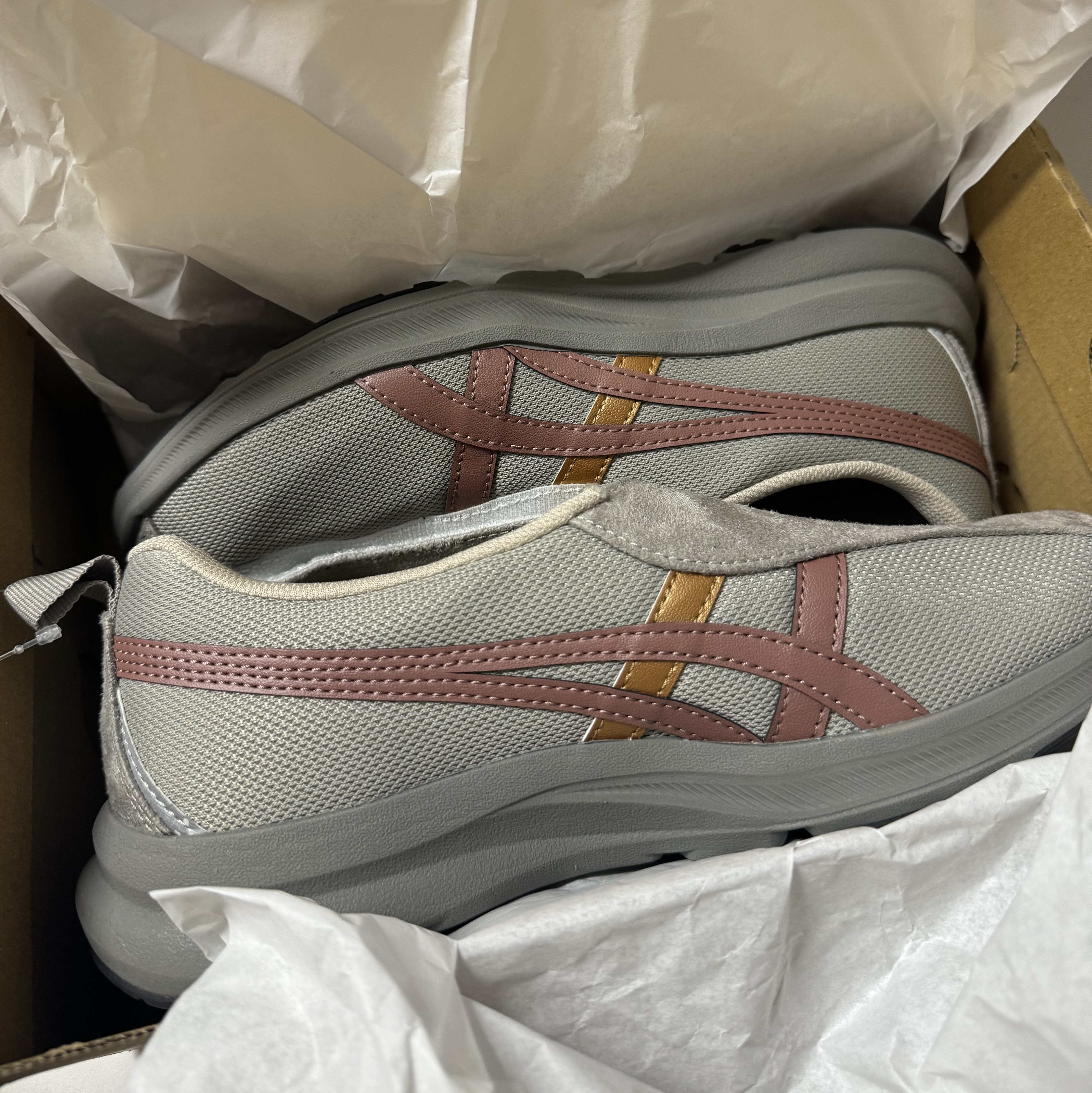 (W) Asics Life Walker 307 Warm Grey Greyish Pink - 3E Wide 착용 스타일 - 1