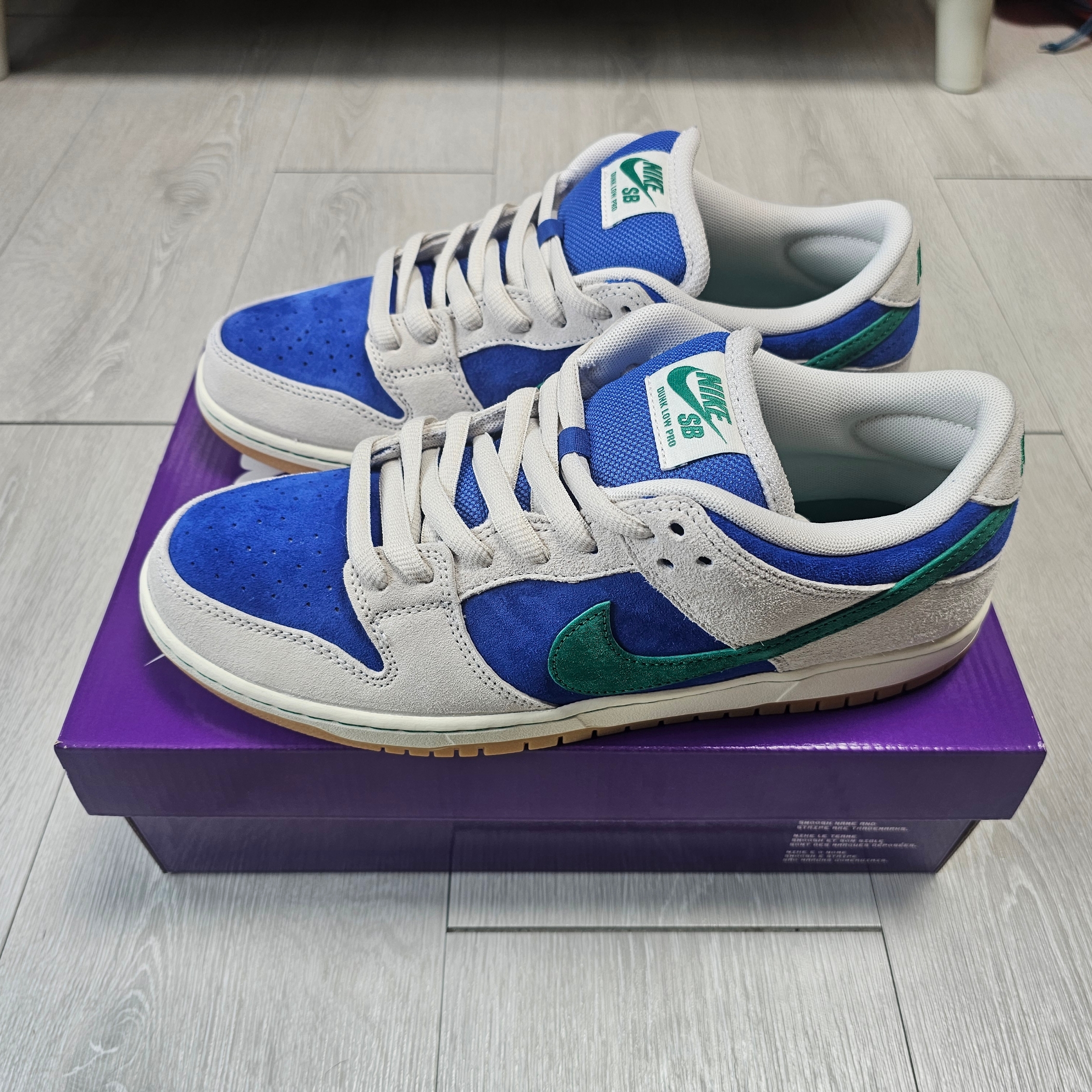 Nike SB Dunk Low Pro Phantom and Hyper Royal 착용 스타일 - 3