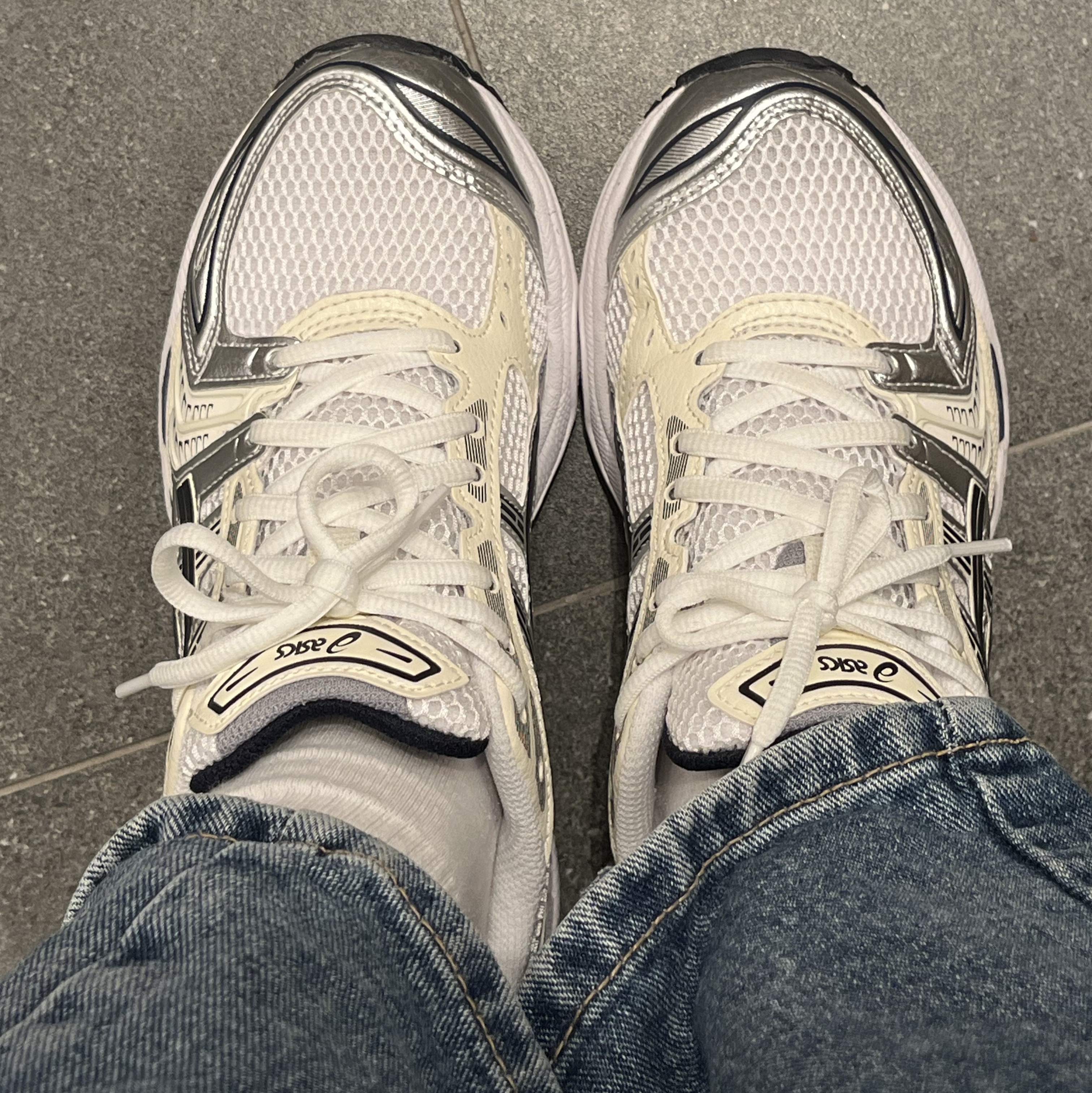 Emis Wide Vintage Tote Bag Ivory, (W) Asics Gel-Kayano 14 White Midnight 착용 스타일 - 4