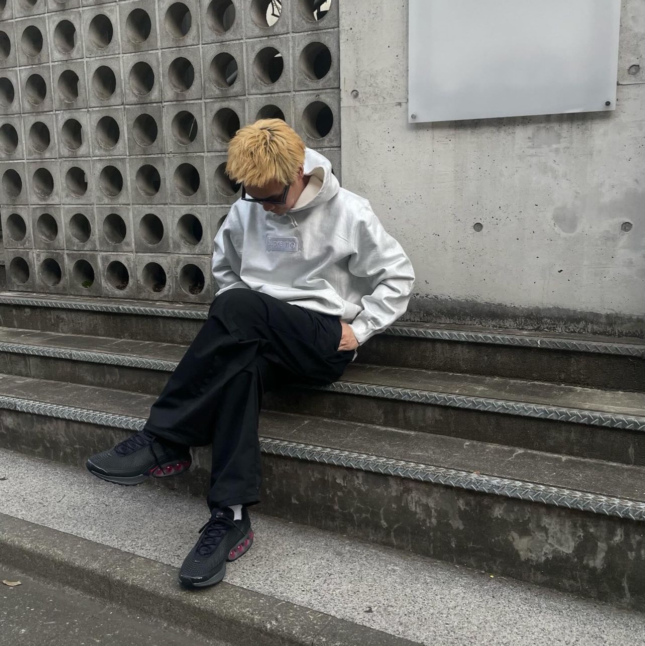 Supreme x MM6 Maison Margiela Foil Box Logo Hooded Sweatshirt White - 24SS, Supreme x MM6 Maison Margiela Foil Box Logo Hooded Sweatshirt Black - 24SS 착용 스타일 - 1