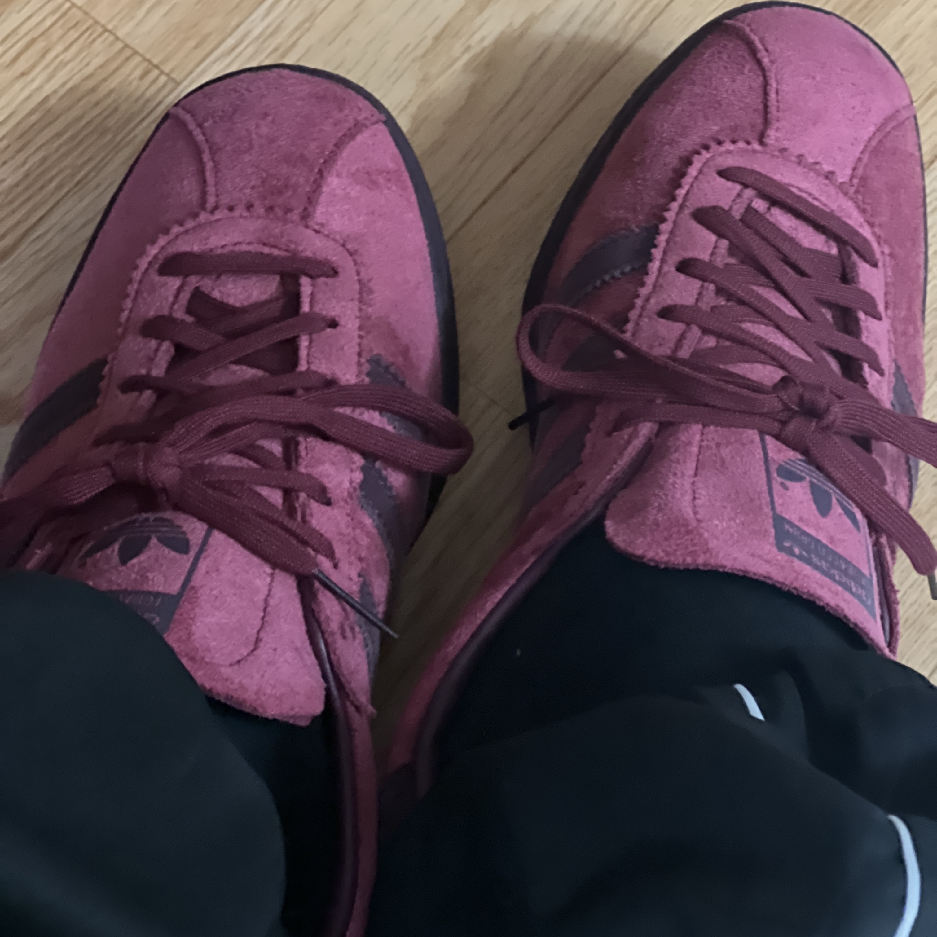 Adidas Tobacco Gruen Collegiate Burgundy 착용 스타일