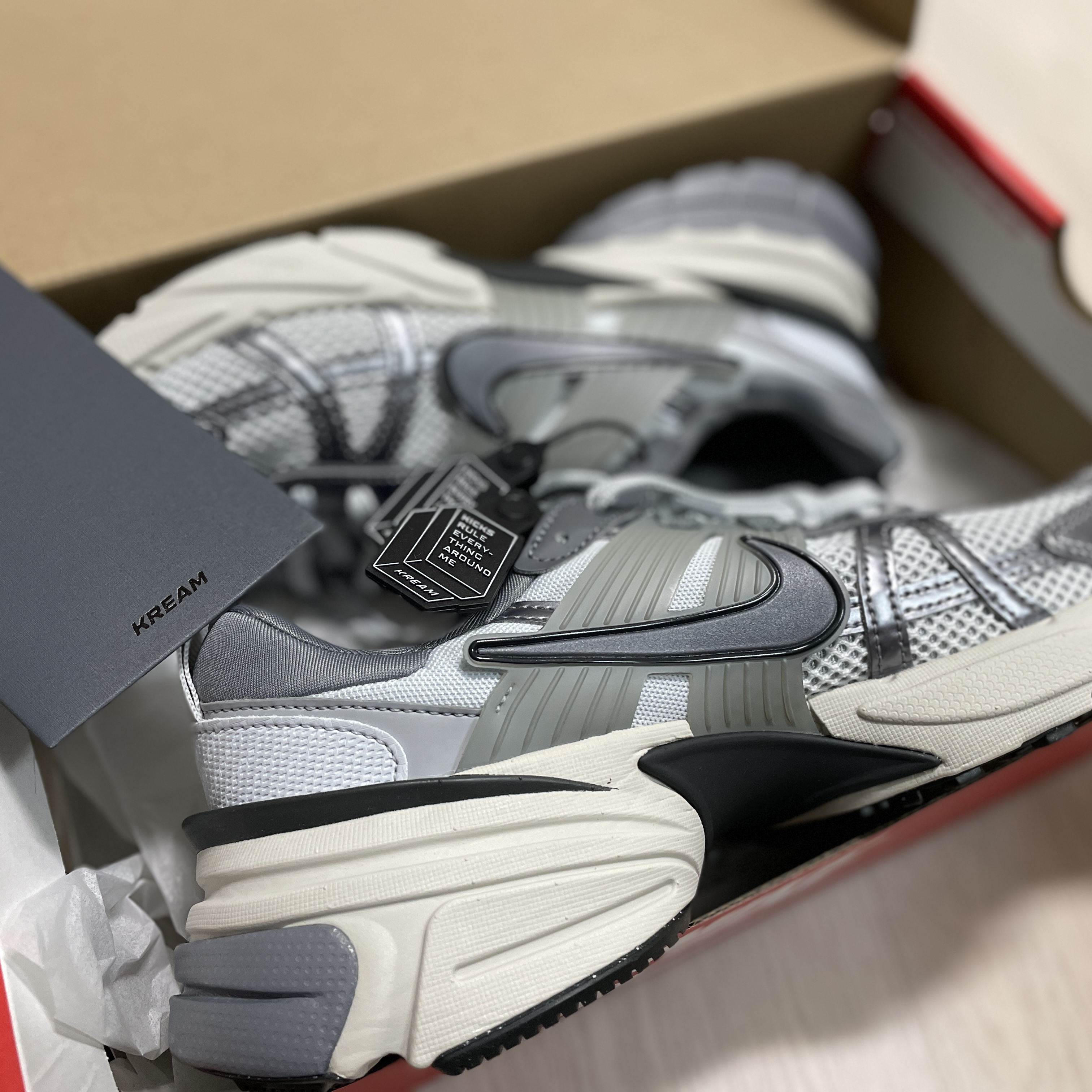 Nike V2K Run Pure Platinum Wolf Grey 착용 스타일