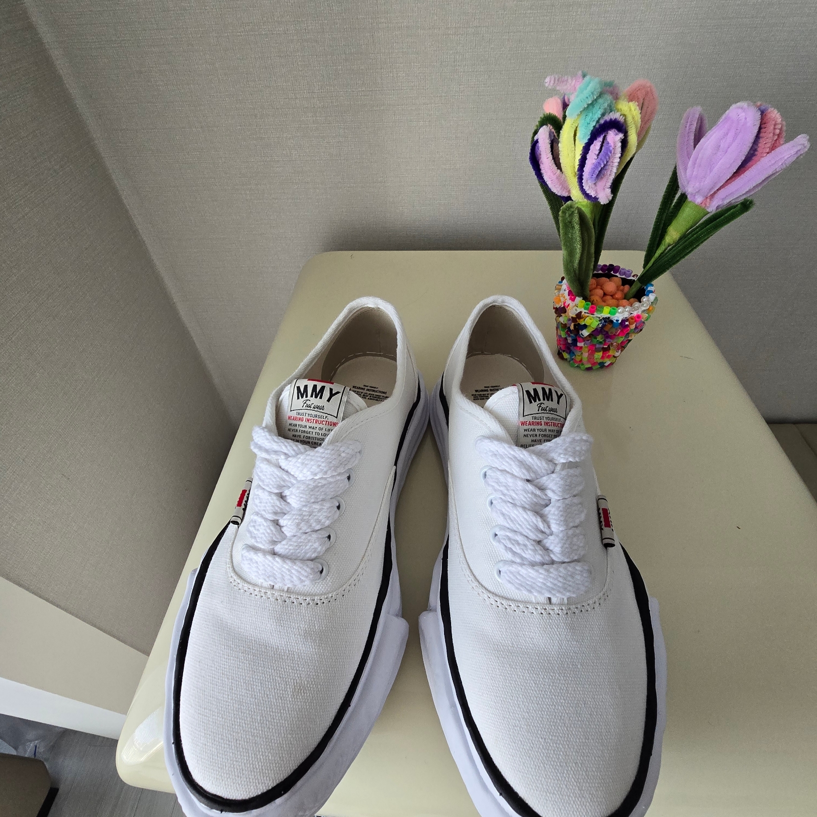 Maison Mihara Yasuhiro Baker OG Sole Canvas Low Cut Sneakers White 착용 스타일 - 1