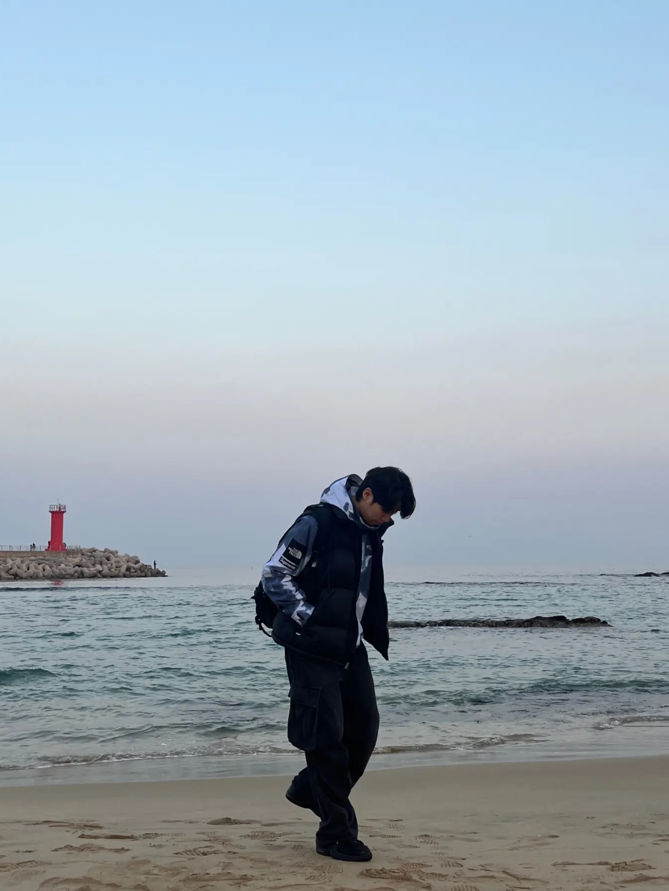 The North Face 1996 Retro Nuptse Vest Black, Supreme x The North Face Bleached Denim Print Mountain Jacket Indigo - 21FW 착용 스타일