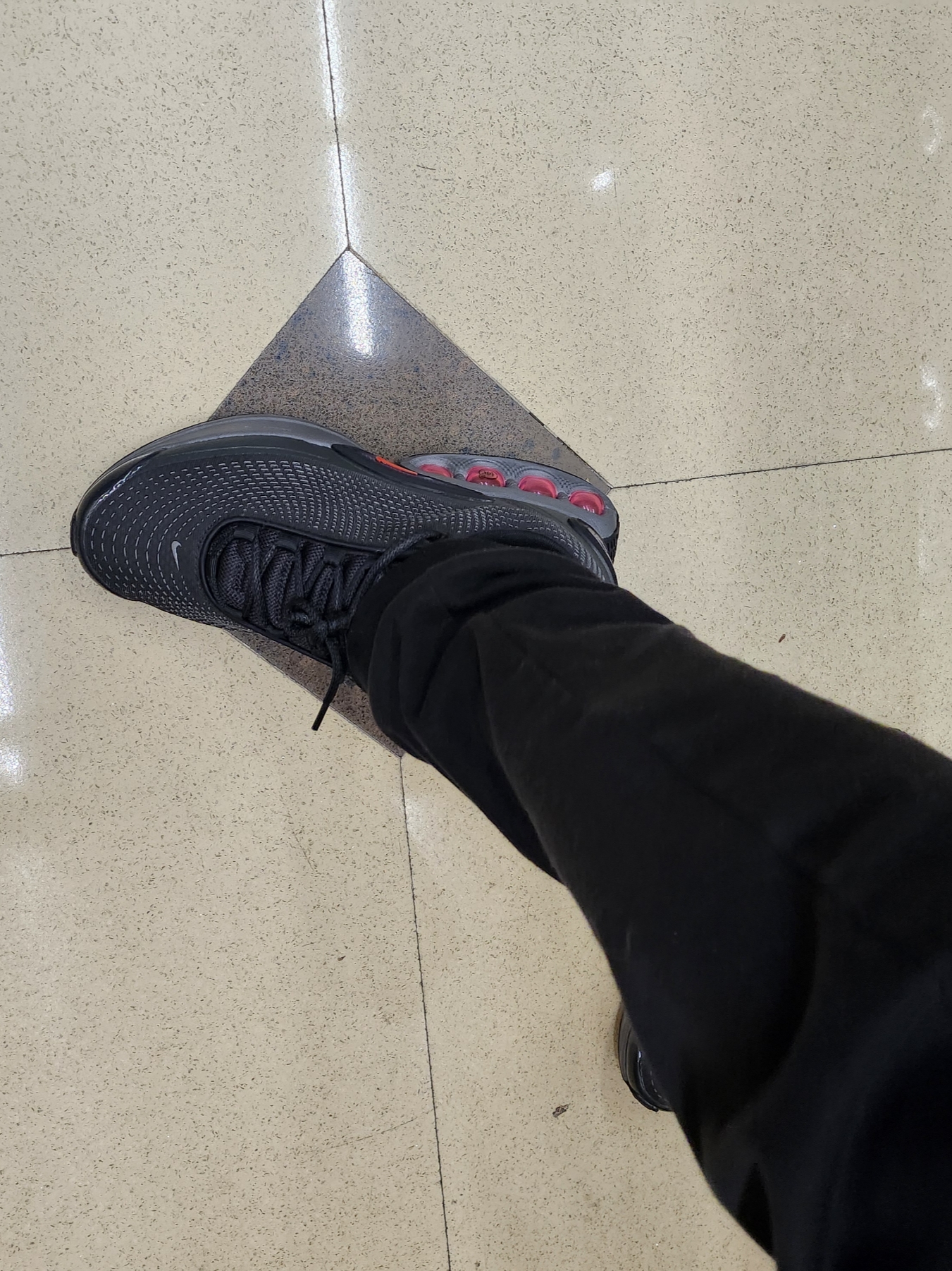 Nike Air Max Dn Black Light Crimson 착용 스타일 - 3