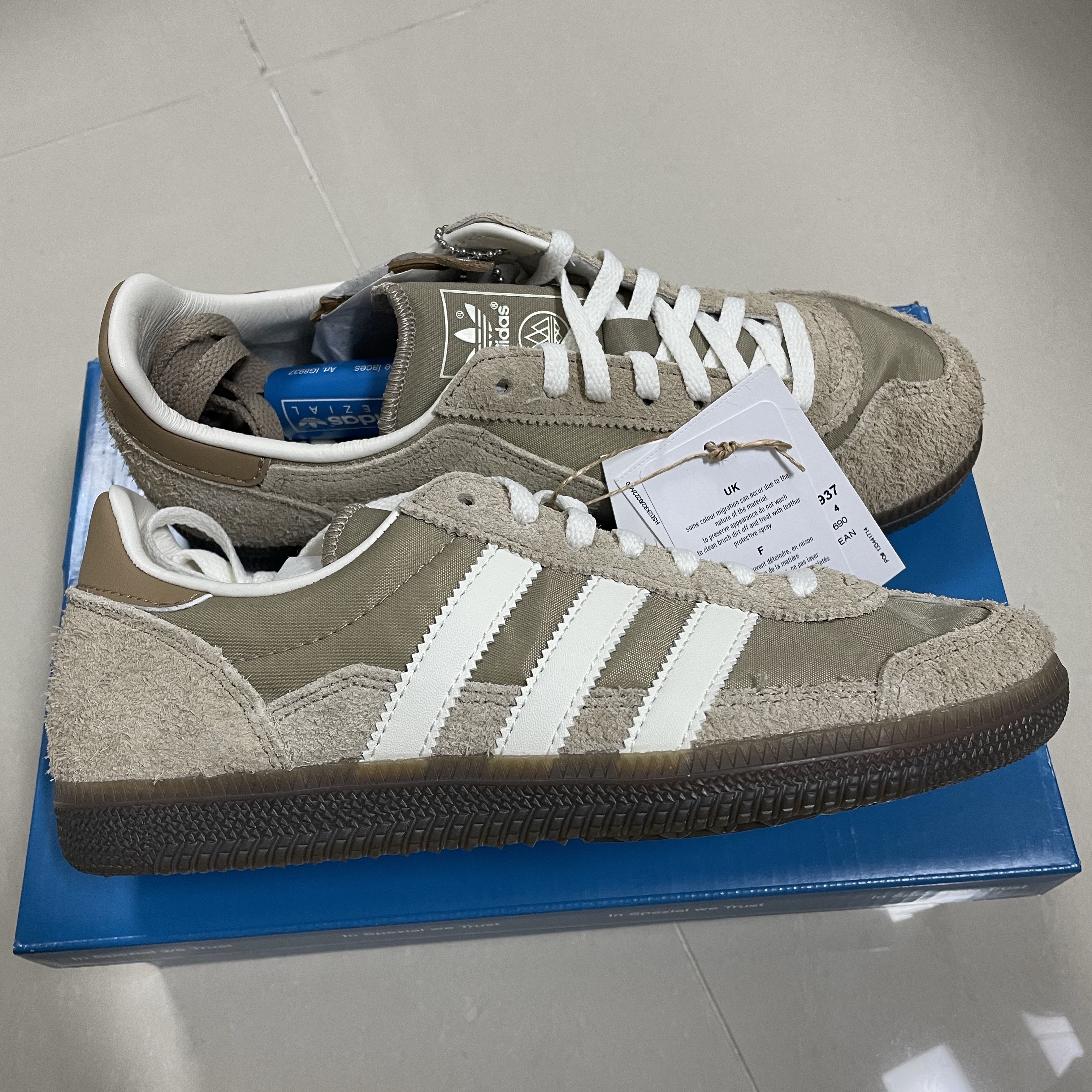 Adidas Wensley Spezial Cardboard Off White 착용 스타일 - 1