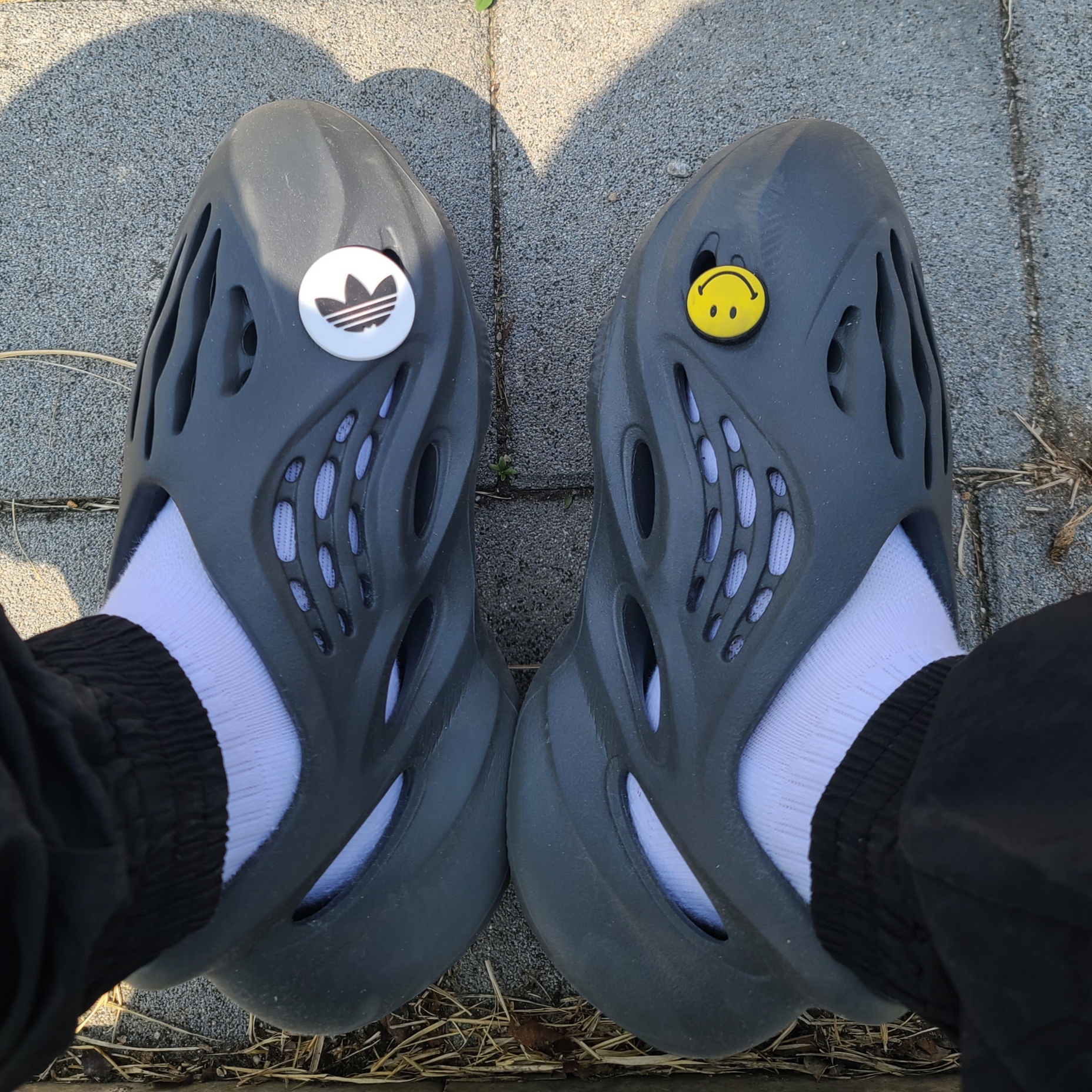 Adidas Yeezy Foam RNNR Carbon 착용 스타일