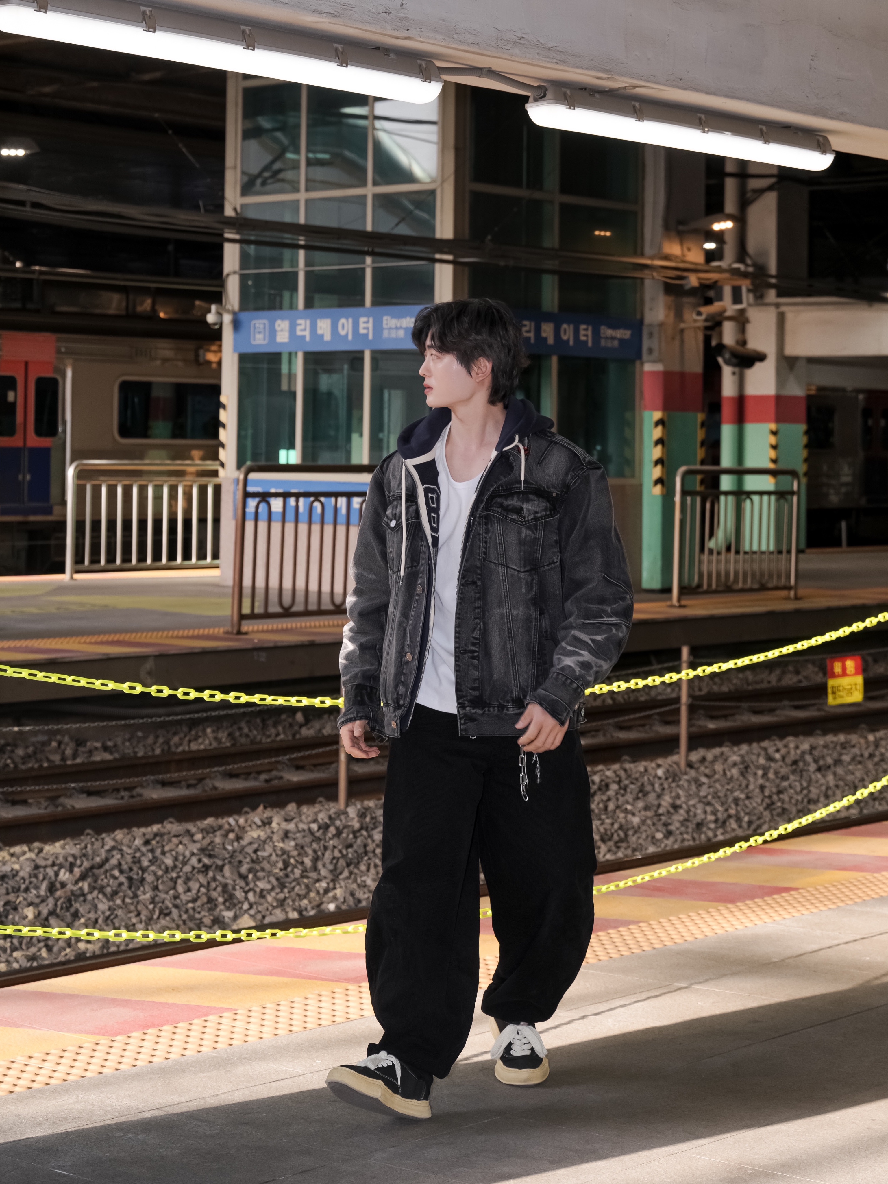 Maison Mihara Yasuhiro Baker OG Sole Broken Suede Low-top Sneakers Black, Nocle Tessel Charm Blue 착용 스타일 - 2