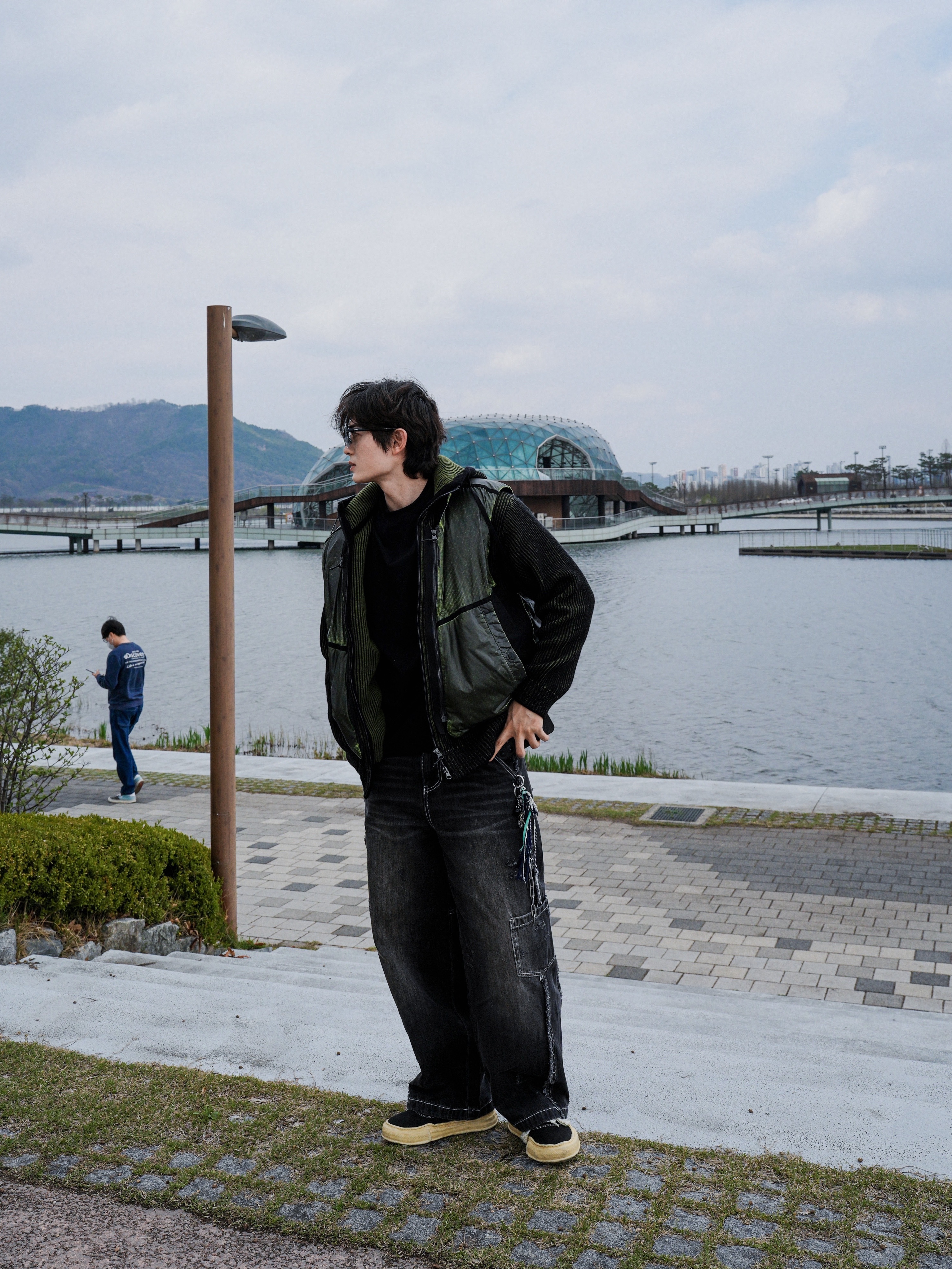 Maison Mihara Yasuhiro Baker OG Sole Broken Suede Low-top Sneakers Black, Nocle Tessel Charm Blue 착용 스타일 - 2