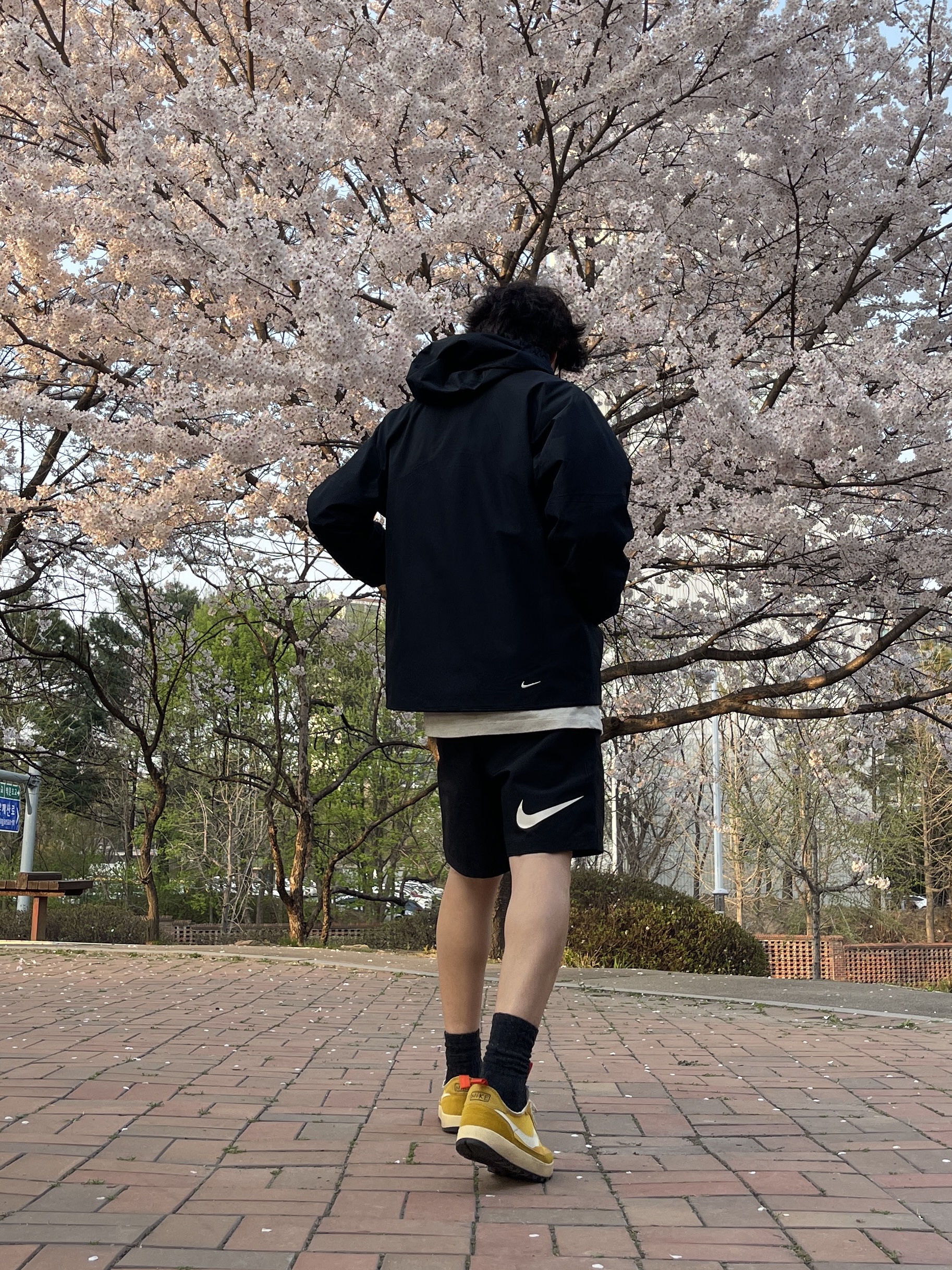 Nike ACG Storm-Fit ADV Cascade Rains Full Zip Jacket Black - Asia, Nike x Stussy Shorts Black (FJ9167-010) 착용 스타일 - 1