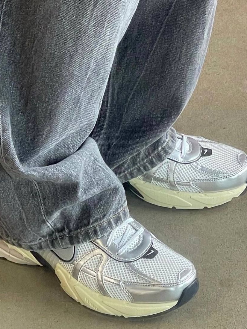 Nike V2K Run Metallic Silver White 착용 스타일 - 5