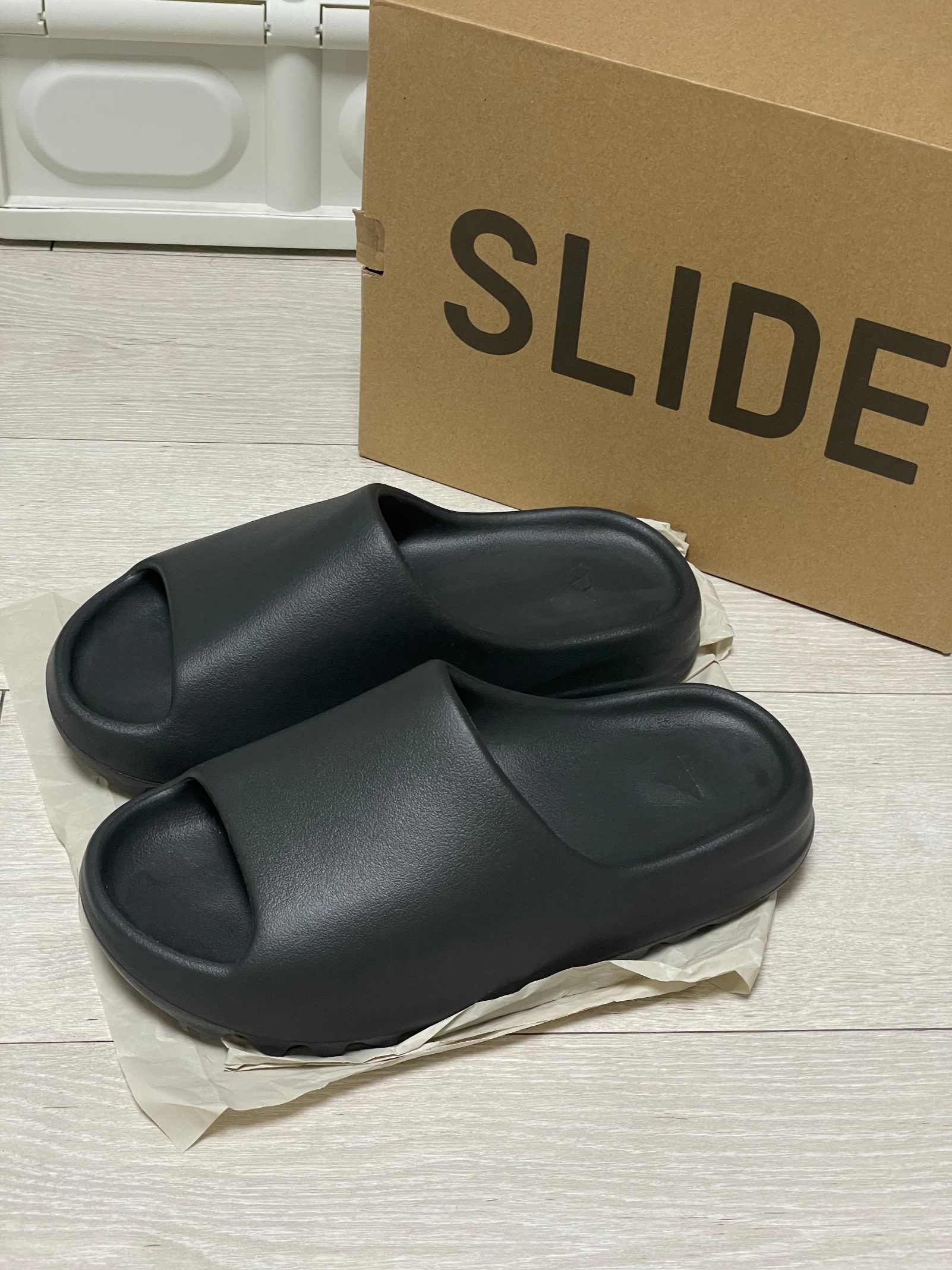 Adidas Yeezy Slide Dark Onyx 2024 착용 스타일 - 2