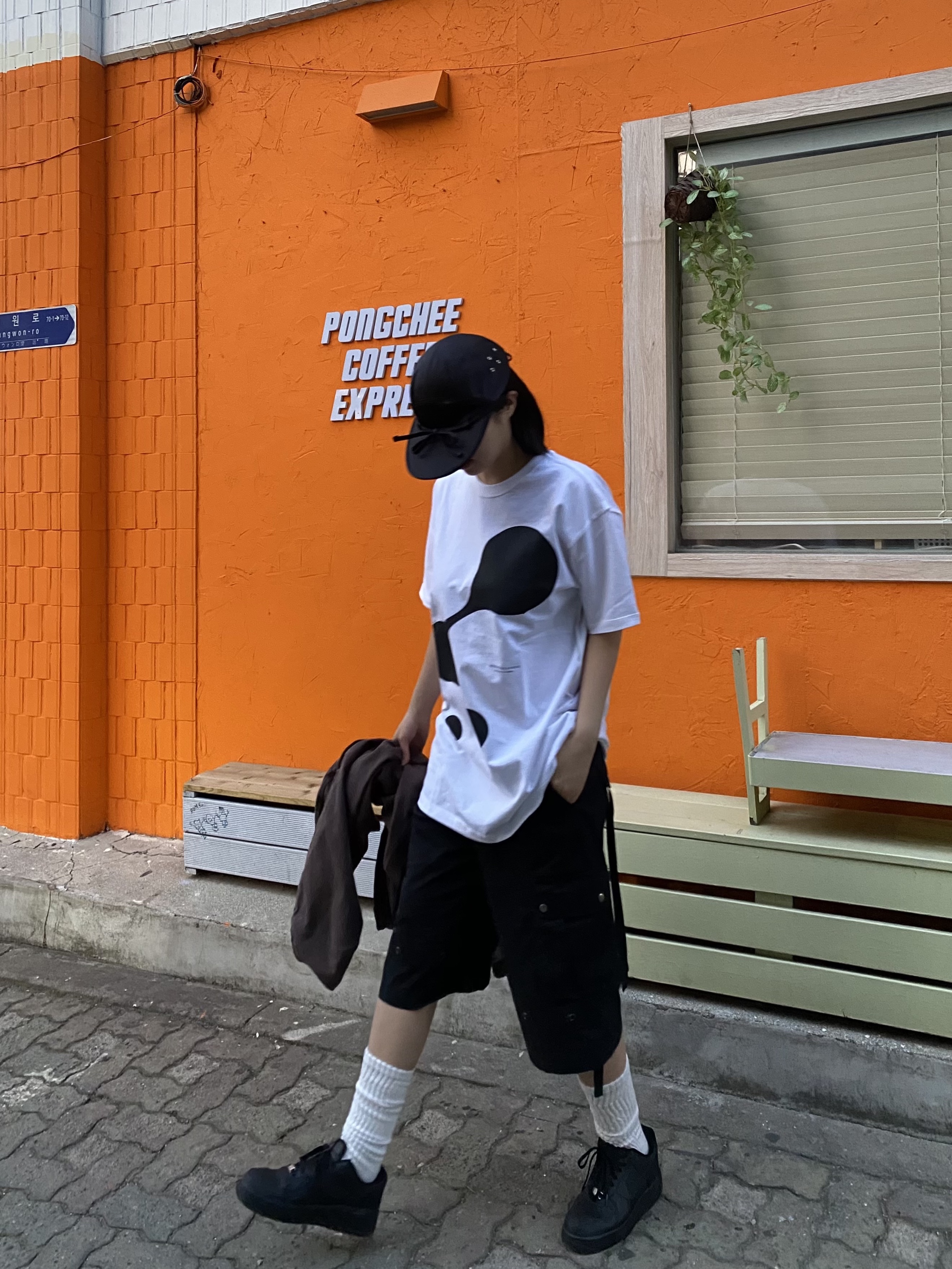 YOUCHE QS Duck Cap Black, YOUCHE FL Short Sleeve Tee White 착용 스타일 - 2