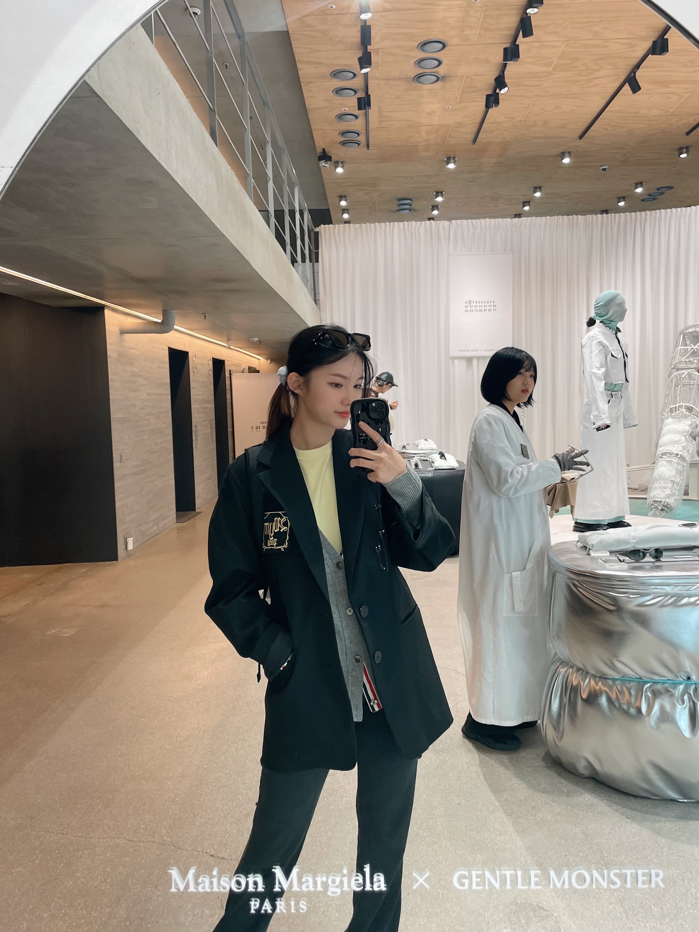 Gentle Monster x Maison Margiela MM110 Black Black, Thom Browne Milano Stitch 4-Bar Cardigan Medium Grey 착용 스타일 - 1