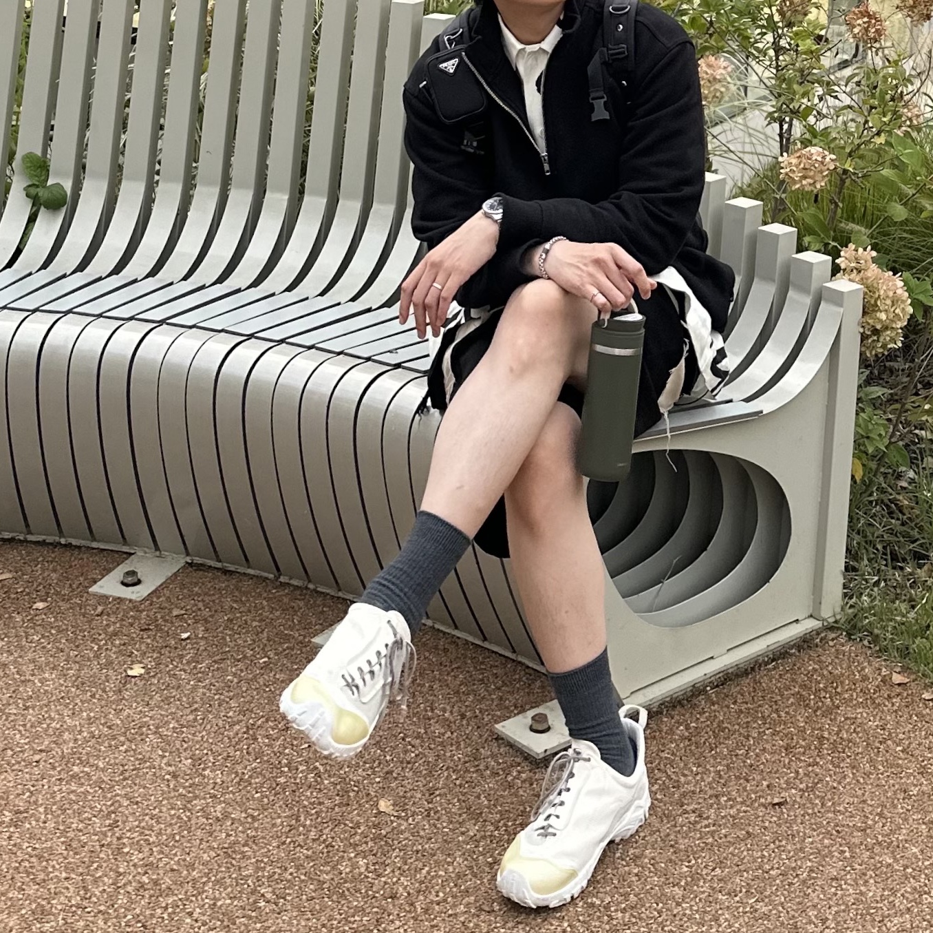 Our Legacy Gabe Shadow Play White Chalk, Jacquemus La Chemise Moisson Flower Sketch Short Sleeved Shirt Print Black White Flowers 착용 스타일 - 3