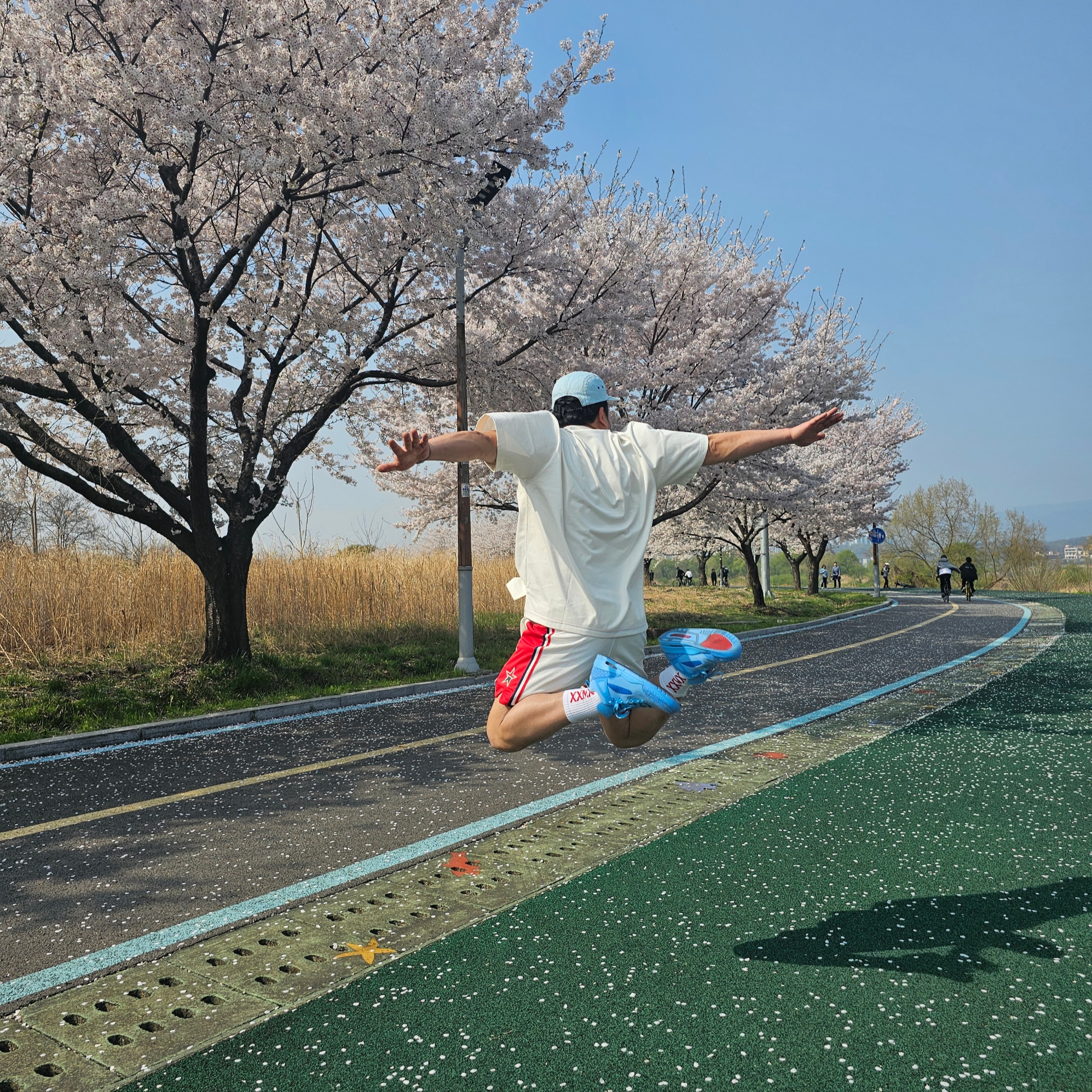 Jordan x Trophy Room Short Sleeve Top Sail (FQ3844-133), Supreme Denim Camp Cap Washed Blue - 22FW 착용 스타일 - 1