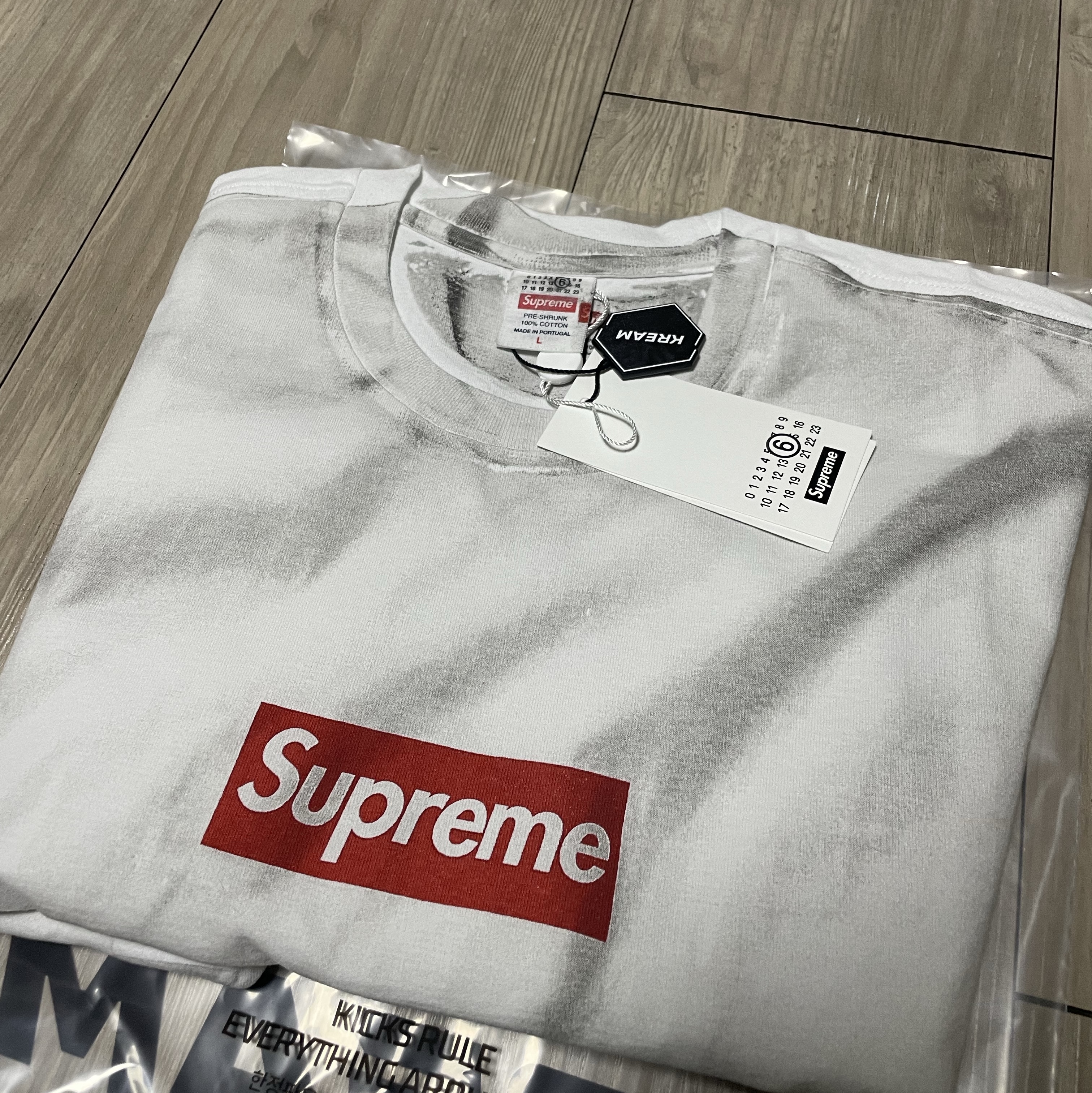 Supreme x MM6 Maison Margiela Box Logo T-Shirt White - 24SS, Supreme x Kaws Chalk Logo T-Shirt Black - 21SS 착용 스타일 - 1