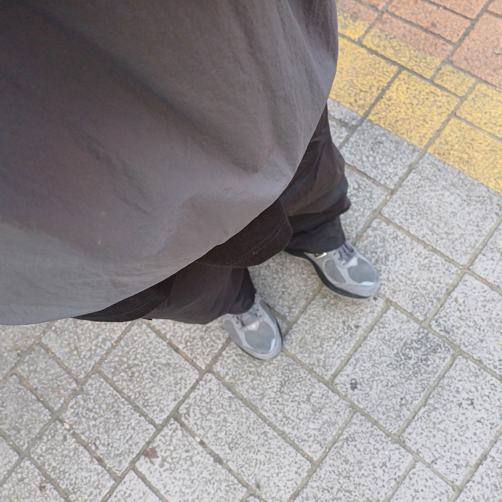 New Balance 2002R Dark Grey 착용 스타일 - 2